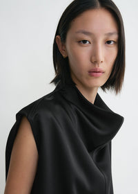 SLEEVELESS FUNNEL-NECK TOP