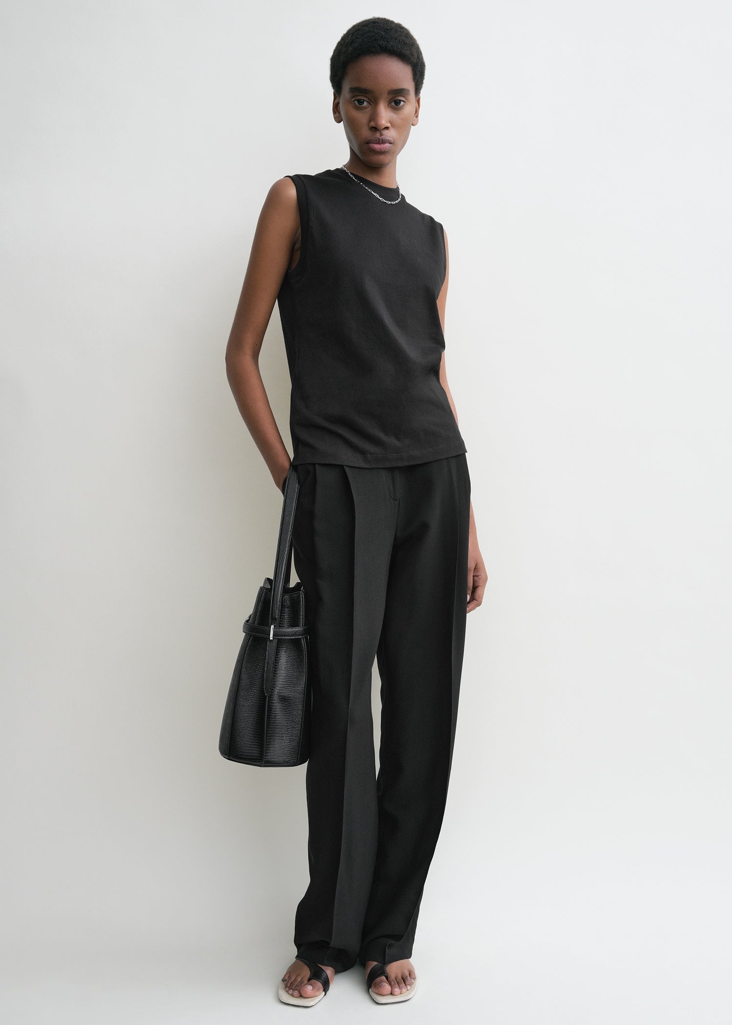 RELAXED SLEEVELESS TEE