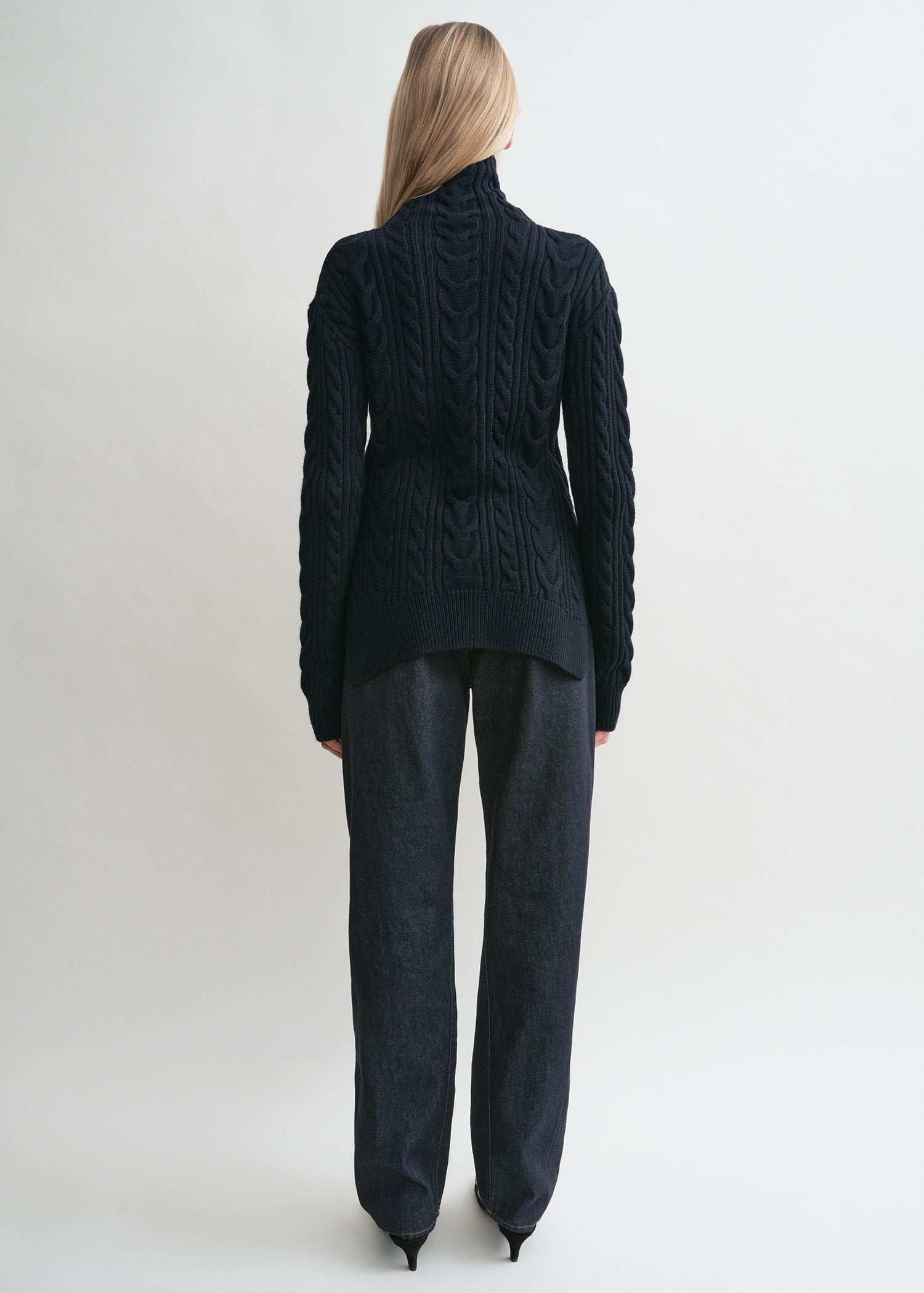 HIGH-NECK CABLE KNIT