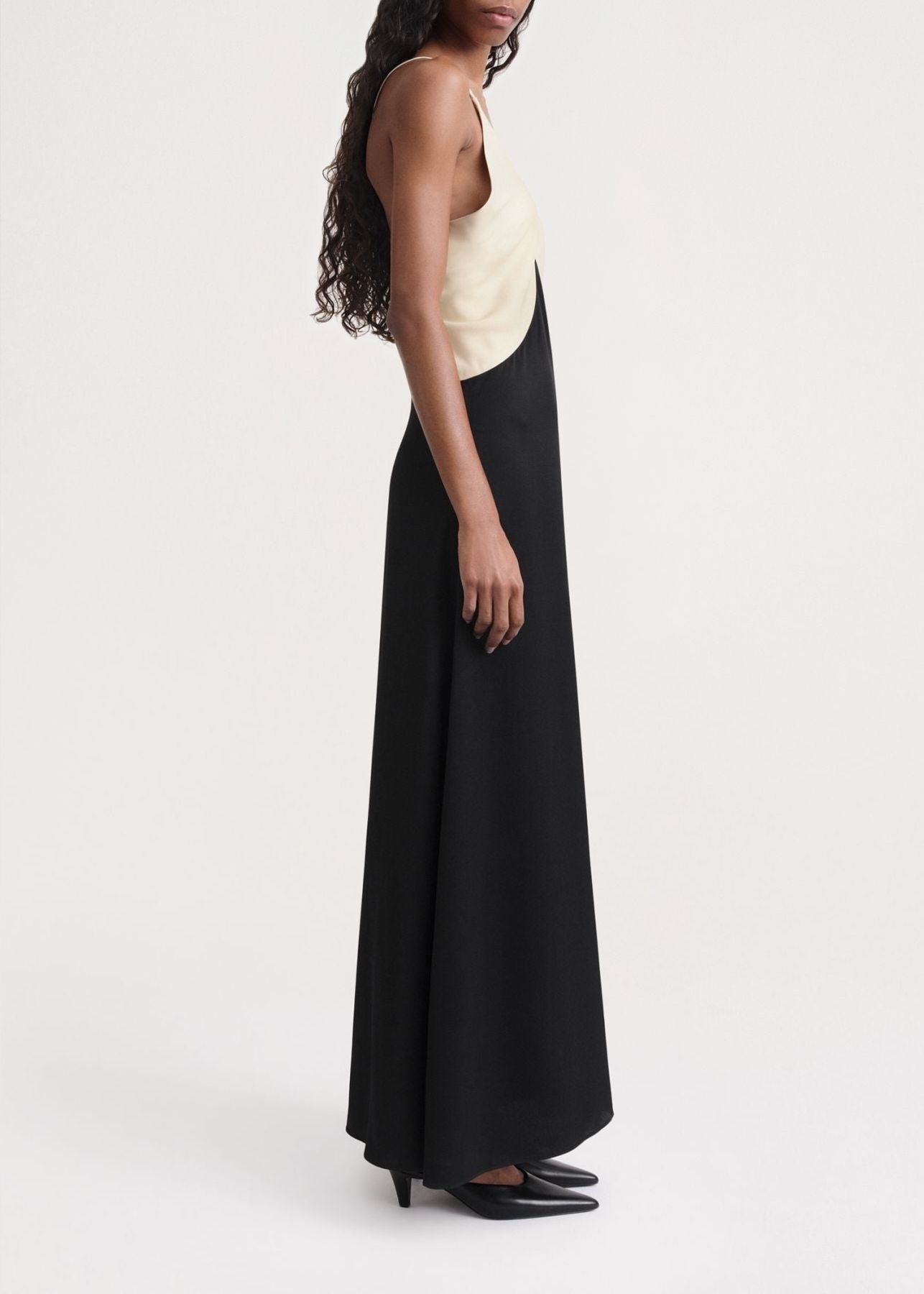 Robe longue Cami drapé en satin - Black & Bleached Sand