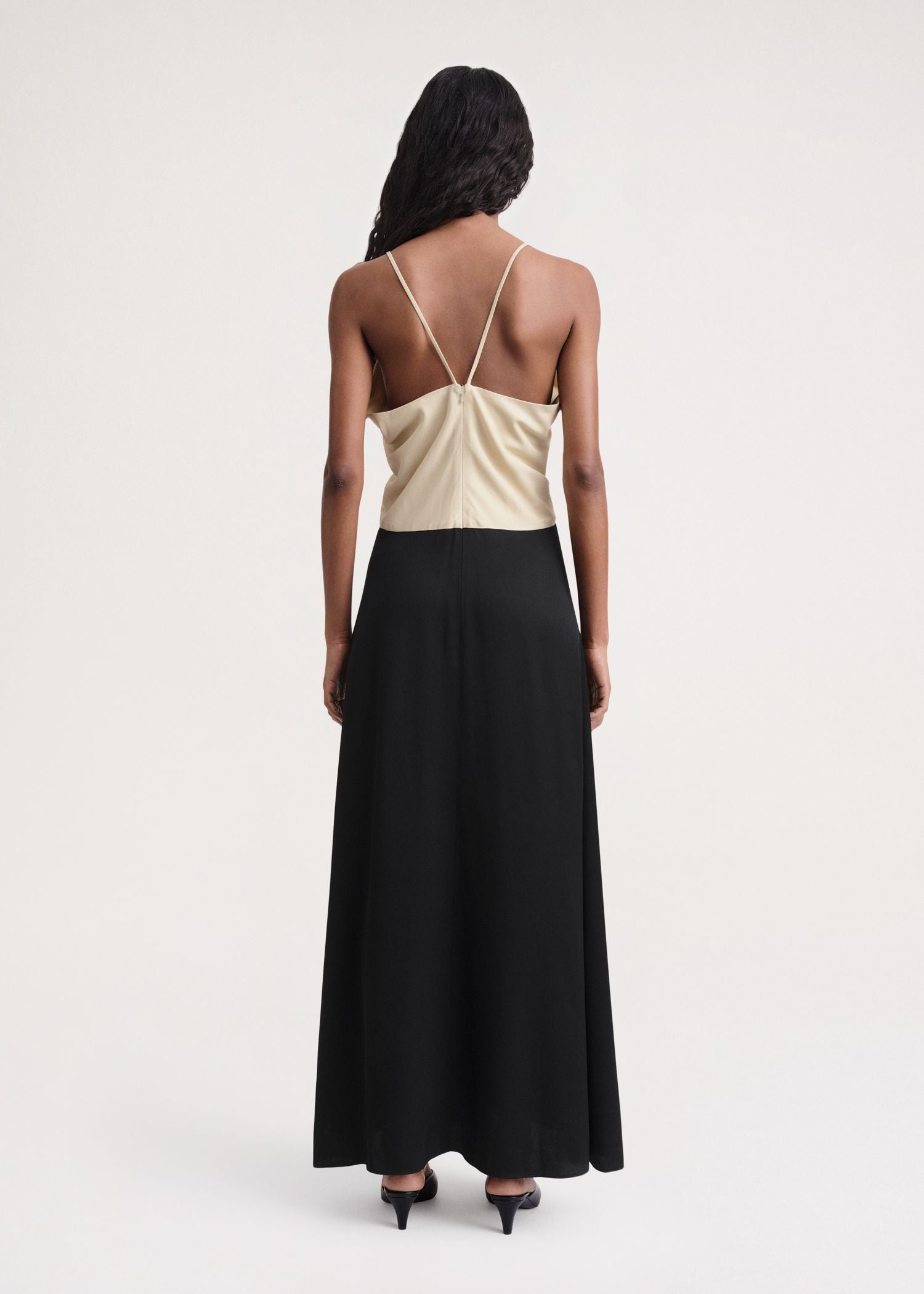 Robe longue Cami drapé en satin - Black & Bleached Sand