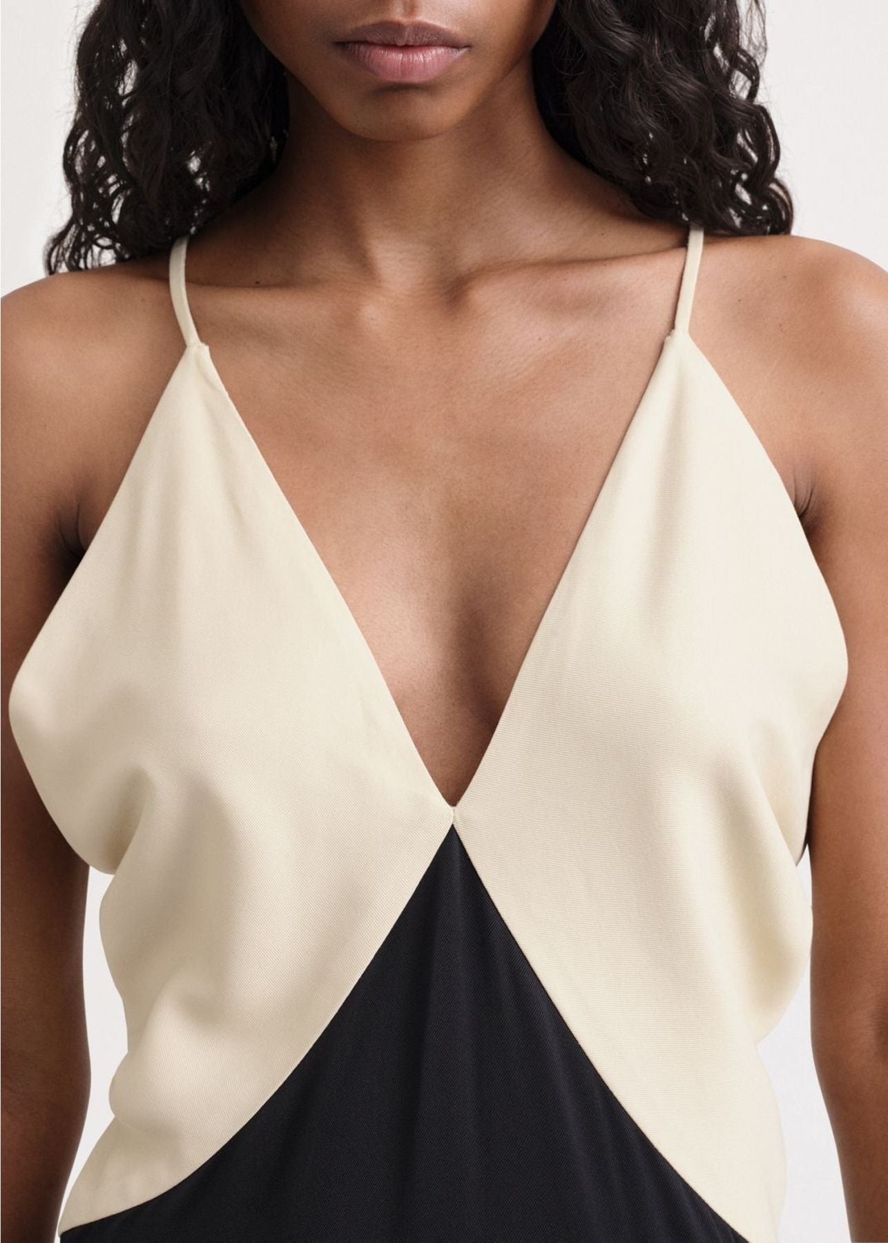 Robe longue Cami drapé en satin - Black & Bleached Sand