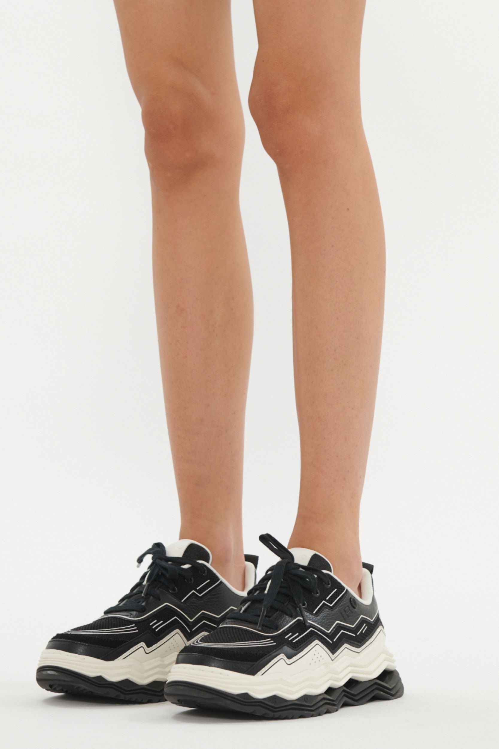 Wave Leather Sneakers - Black & White