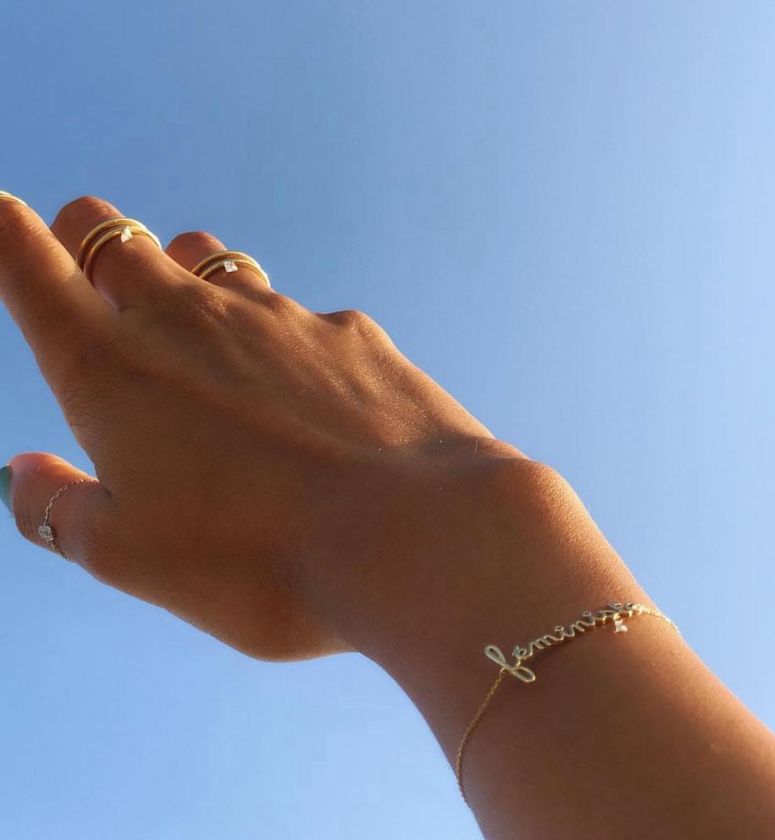 4qty RELIQUAT 350€/ QTY IN : 7-QTY OUT : 1- ST : 14% // Bracelet Feministe 1 diamant -Jaune