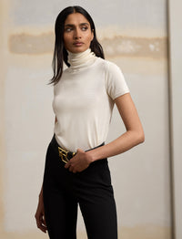 Pull col roulé roulé à manches courtes en jersey de soie - Lux Cream