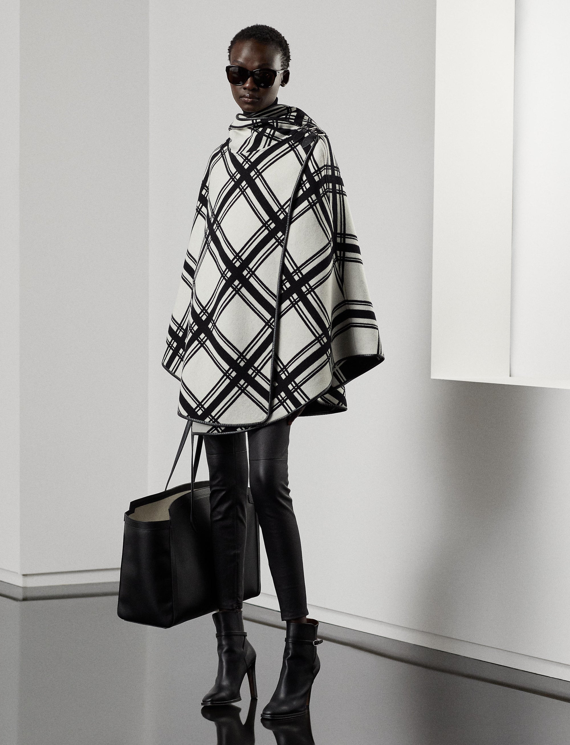 2pcs / NEW // BLACK/CREAM CAPE UNLINED MARSILLA