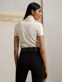 Pull col roulé roulé à manches courtes en jersey de soie - Lux Cream