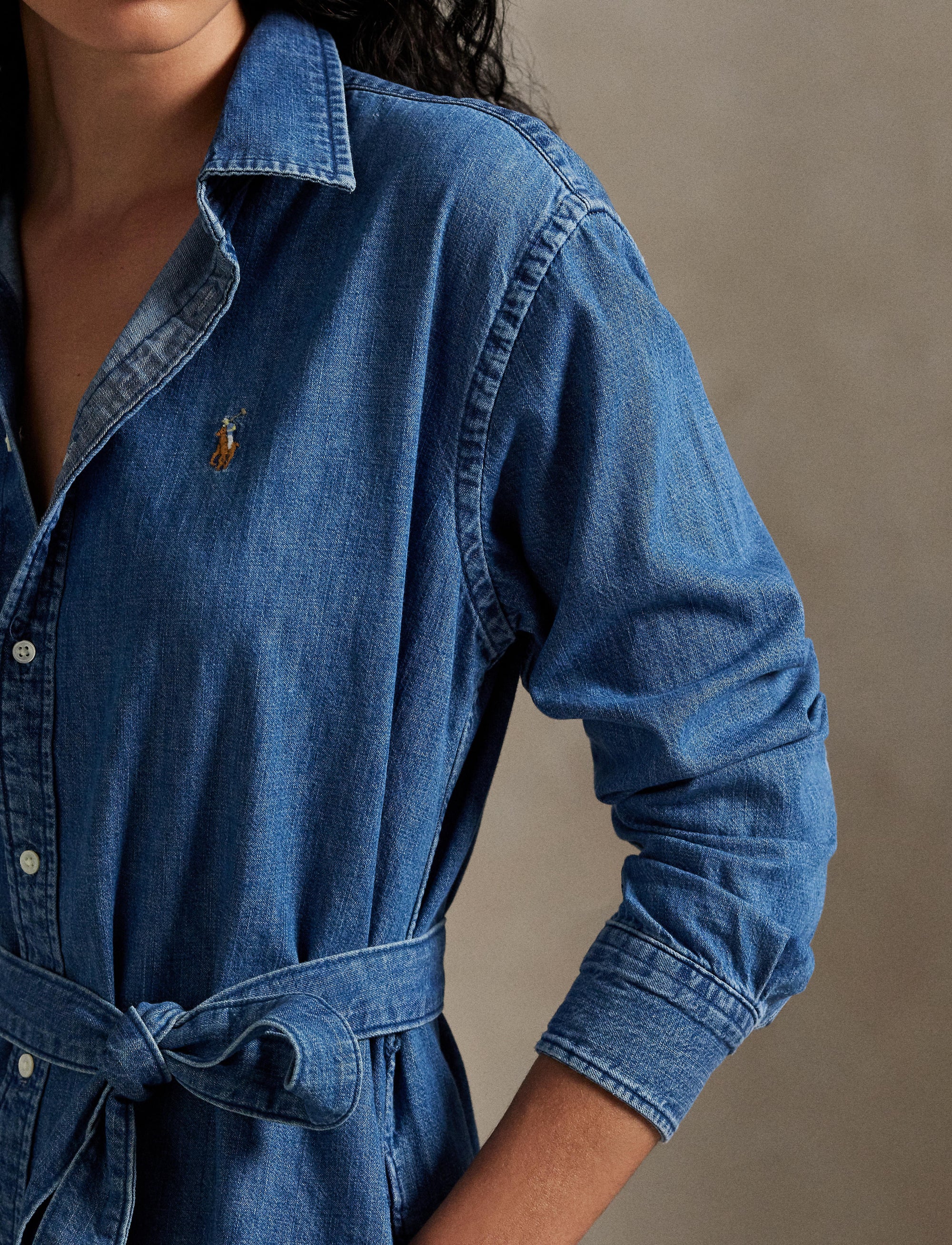 Robe chemise ceinturée en denim - Tussa Wash