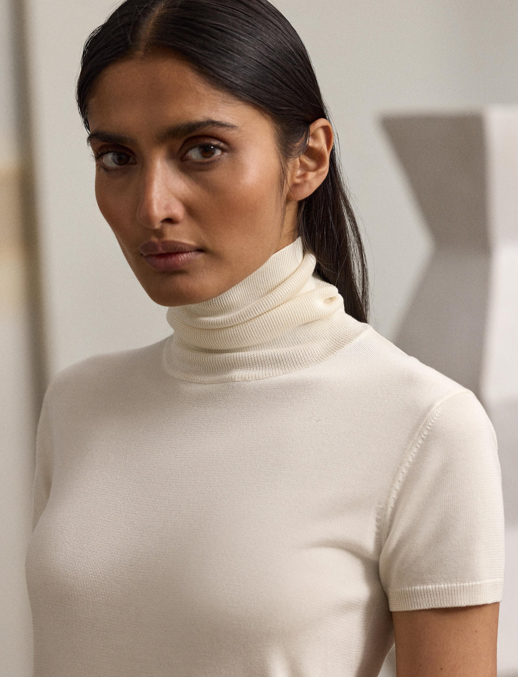 Pull col roulé roulé à manches courtes en jersey de soie - Lux Cream