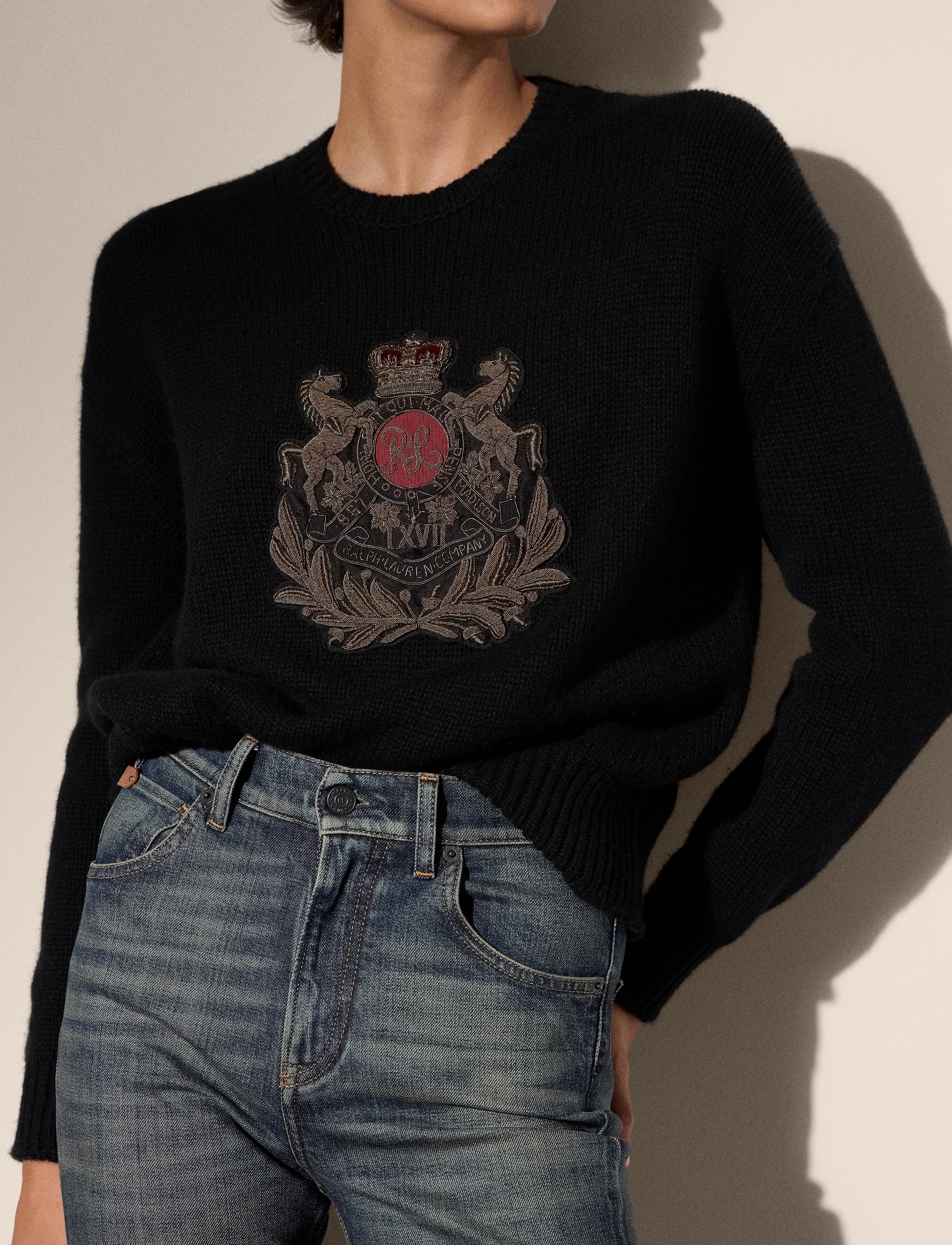 Pull brodé à écusson en cachemire - Black