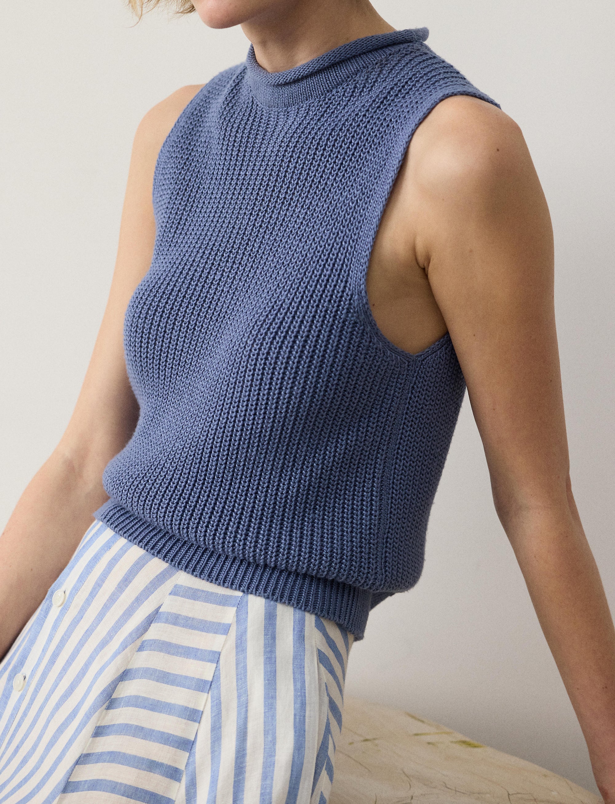 Pull col roulé roulé sans manches en jersey de soie - Cornflower