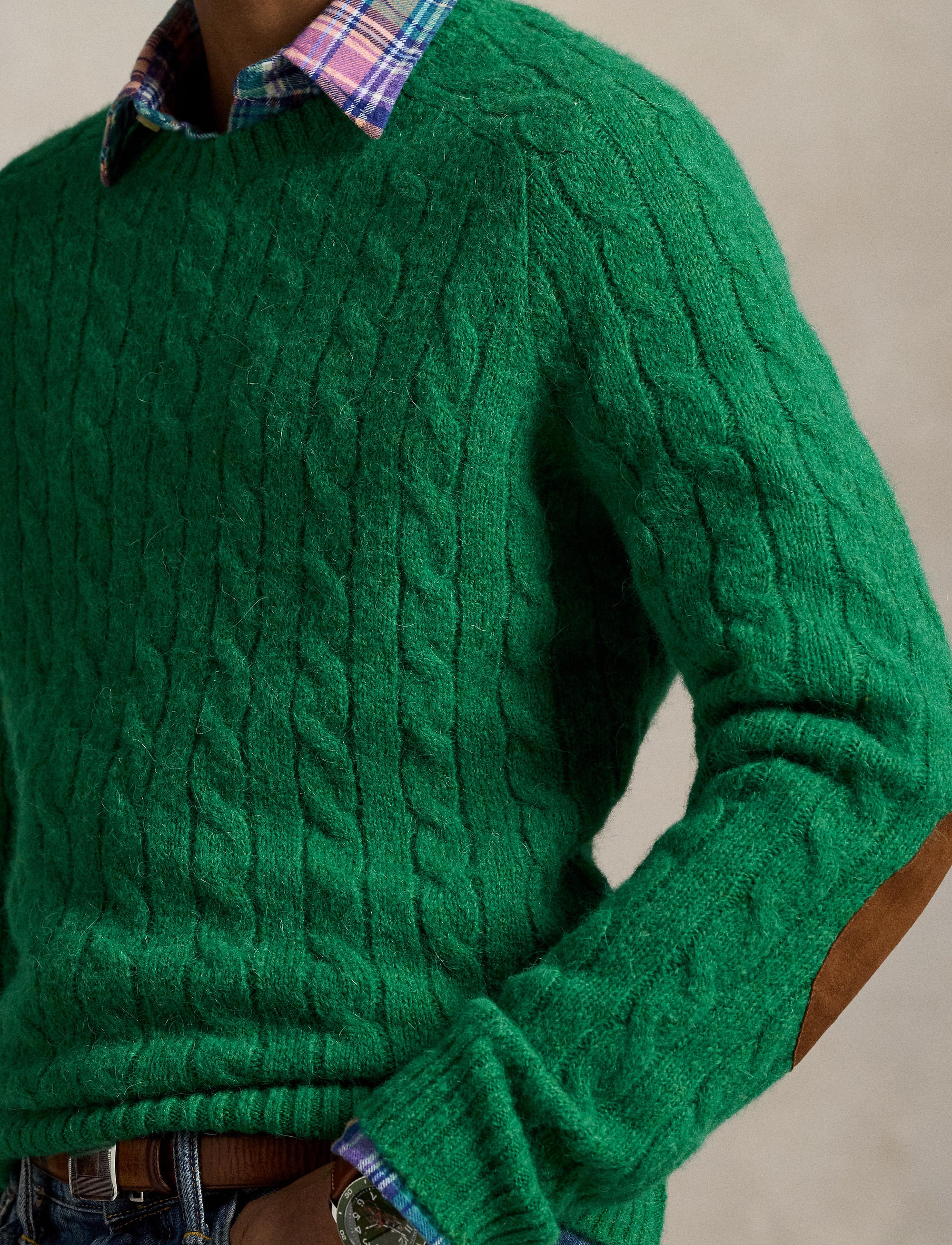 Pull torsadé à renforts en daim - Basil Green
