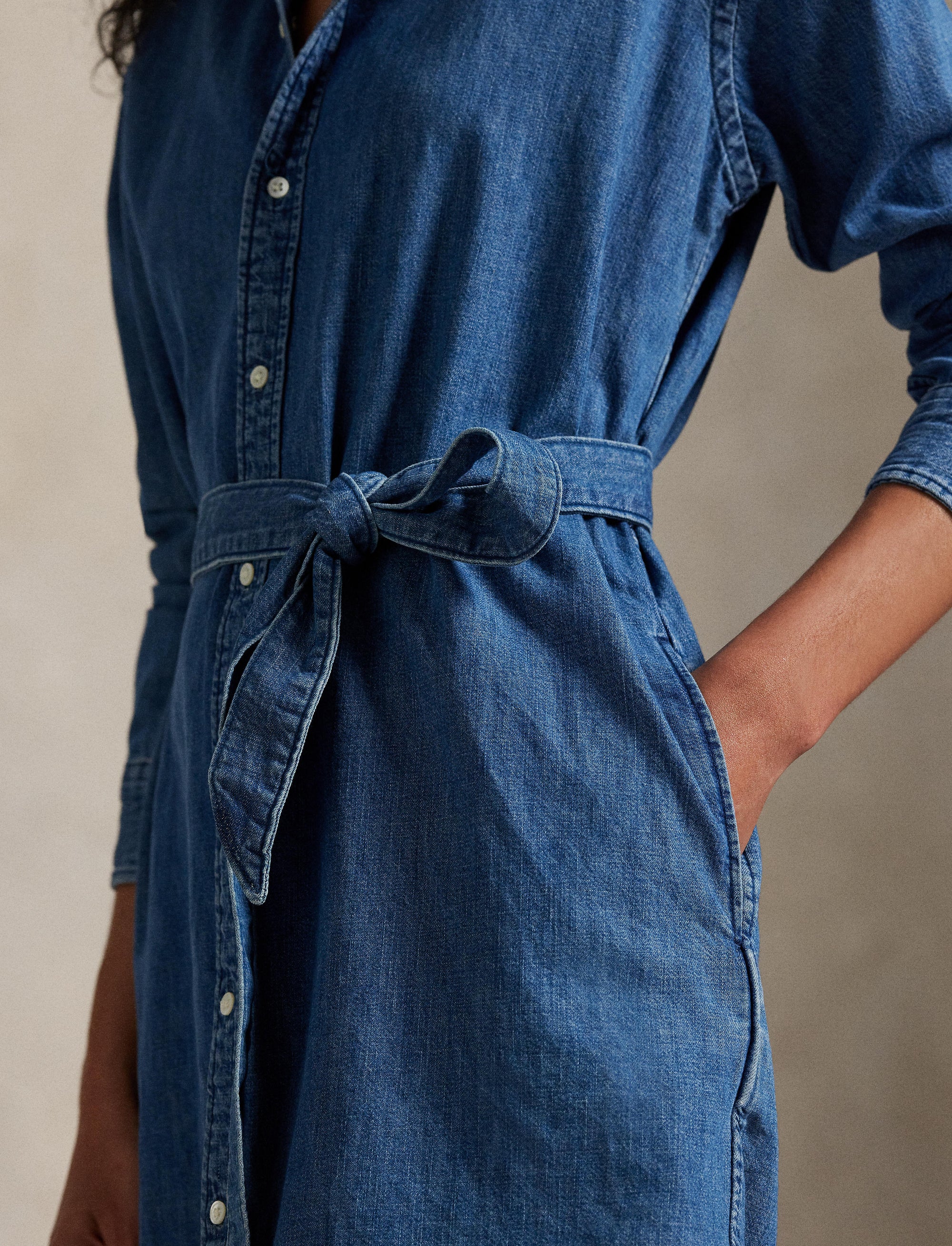 Robe chemise ceinturée en denim - Tussa Wash