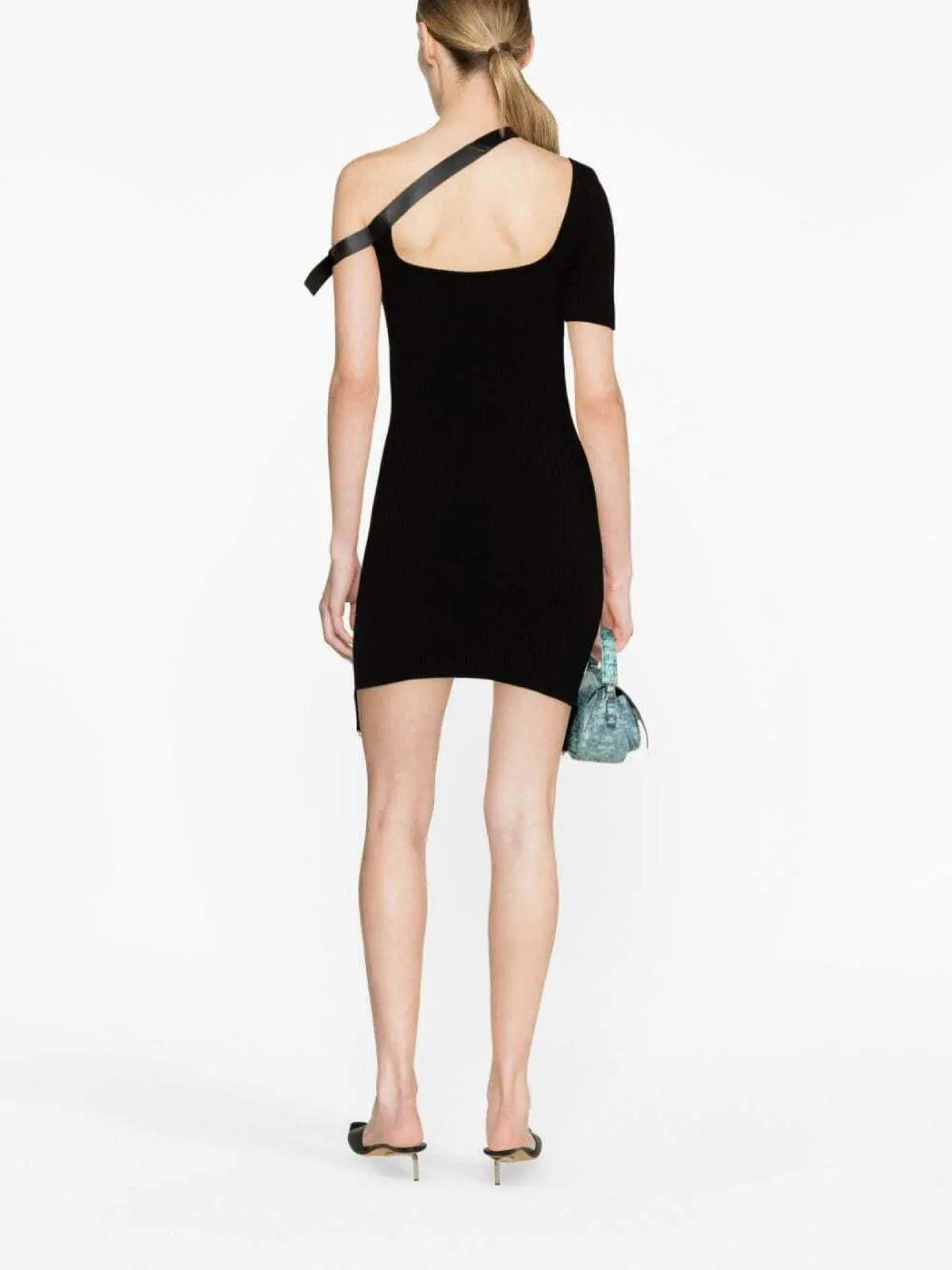 PRIX MARQUE : 120 / ROBE EN MAILLE A BRETELLE ASYMETRIQUE