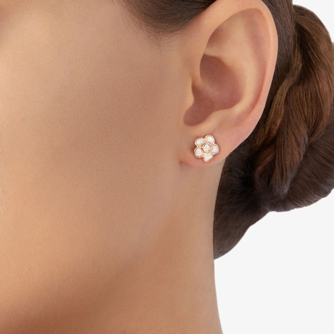 Flower earring in 9k rose gold and mother-of-pearl enamel - Pink & White