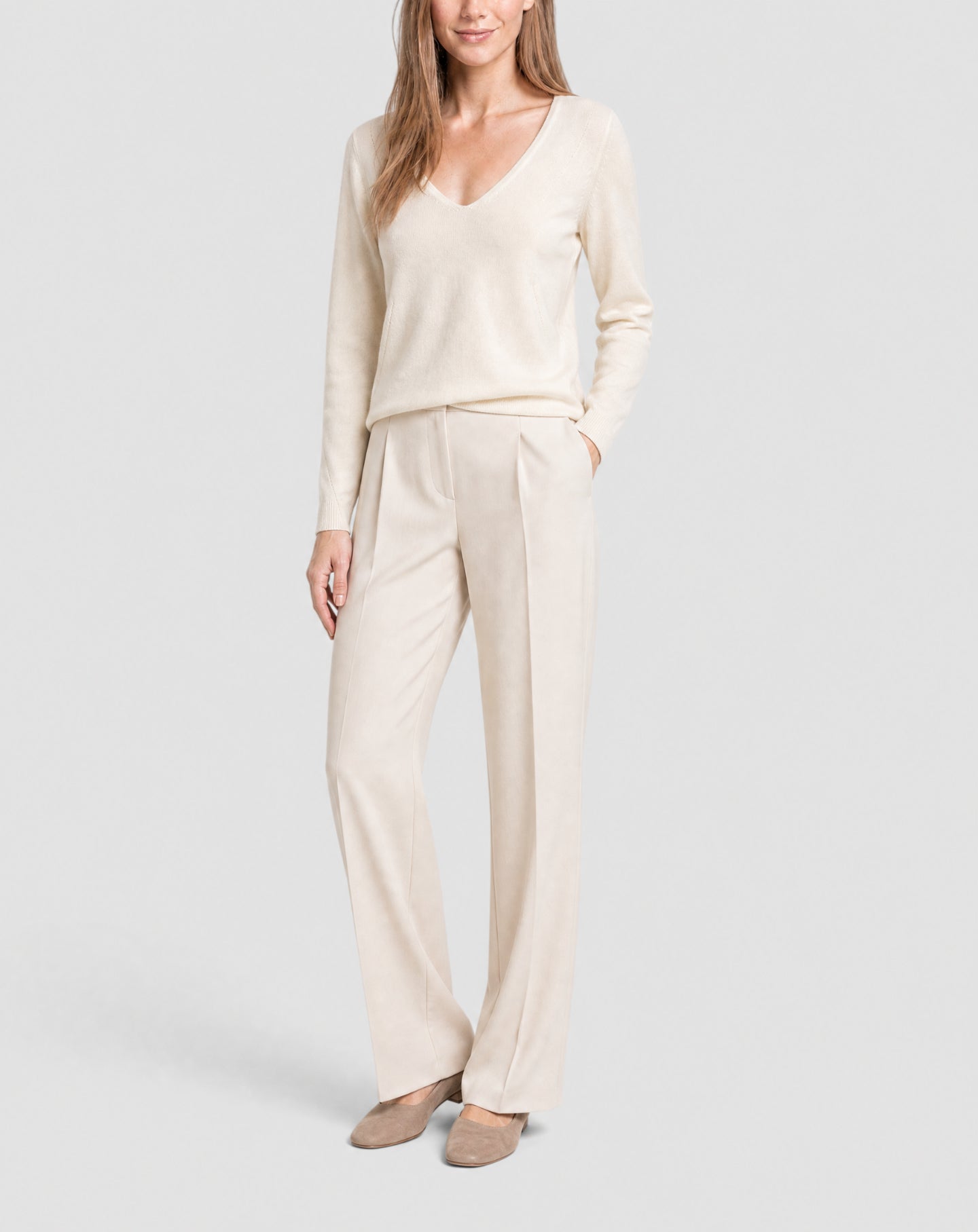 Fitted V-neck jumper in cashmere with a pointelle pattern - Natural