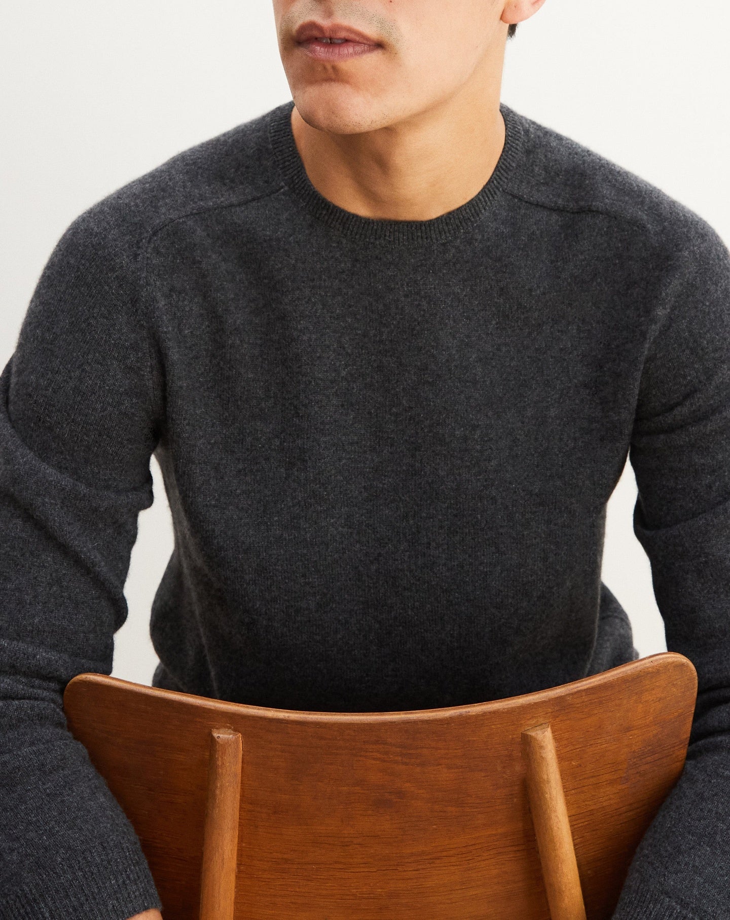 Fitted round-neck jumper with hammer sleeves in cashmere - Anthracite