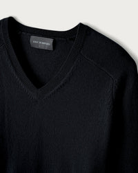 Fitted V-neck jumper with drop shoulders in cashmere - Black