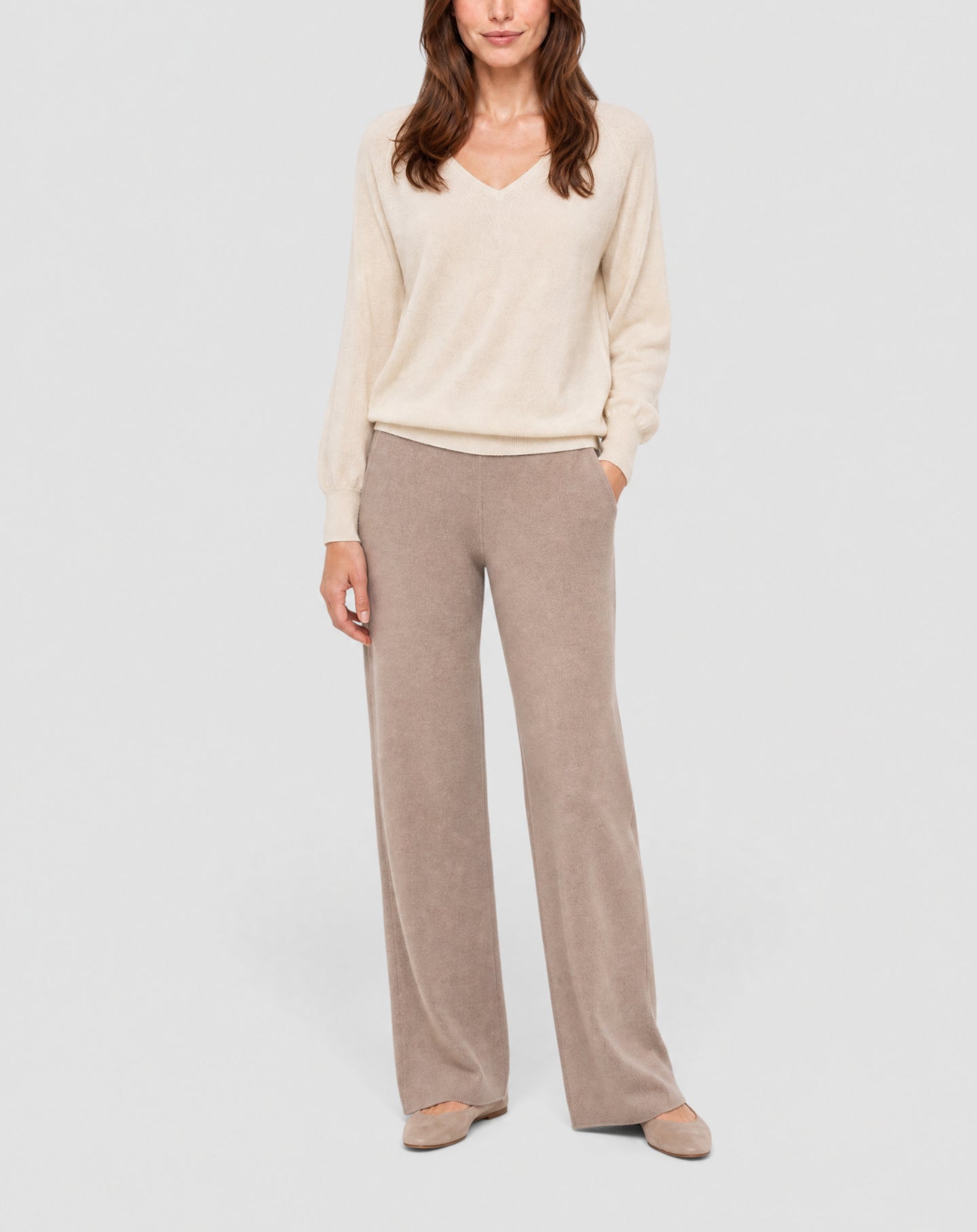 Ultra-fine V-neck jumper with Victorian sleeves in cashmere - Cream