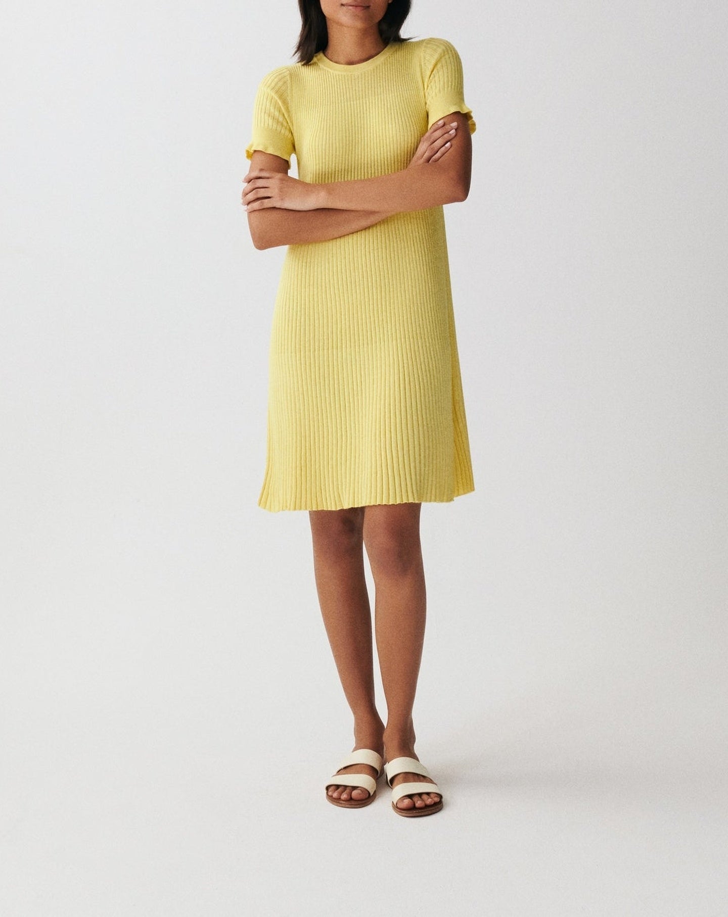 RECO115Robe Courte Évasée Plissée - Jaune Buvard
