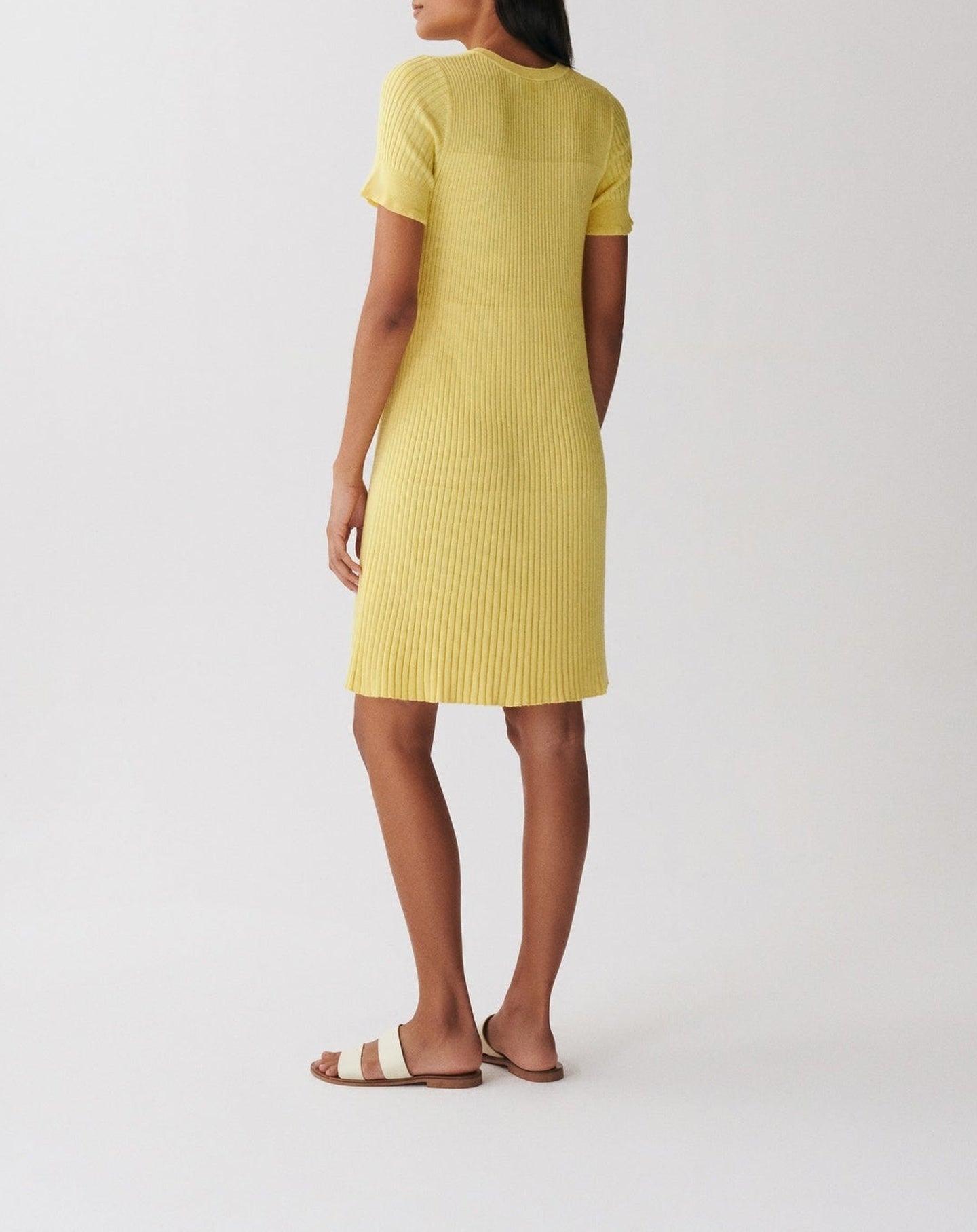 RECO115Robe Courte Évasée Plissée - Jaune Buvard