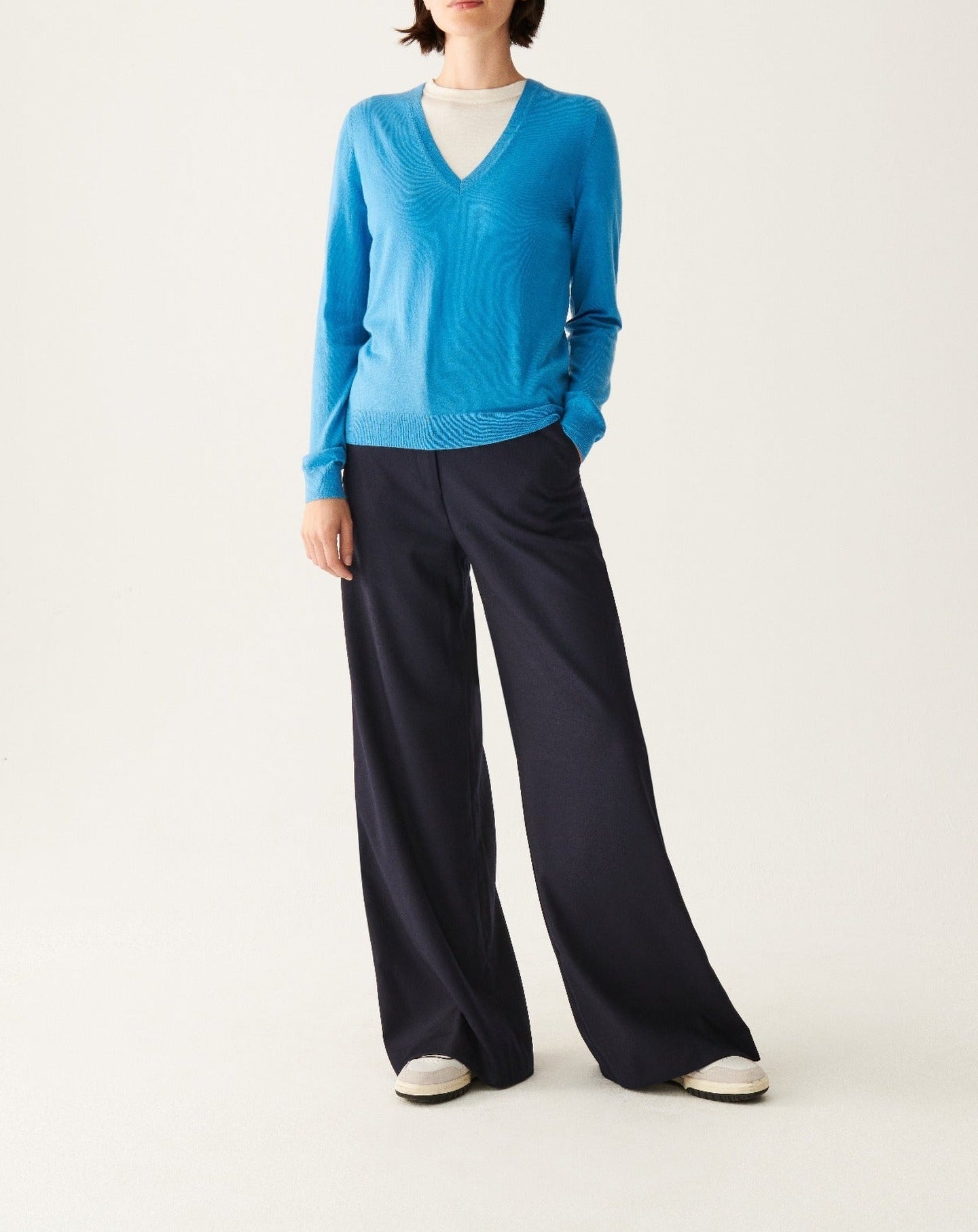 Ultra-fine V-neck cashmere jumper - Cirque Blue