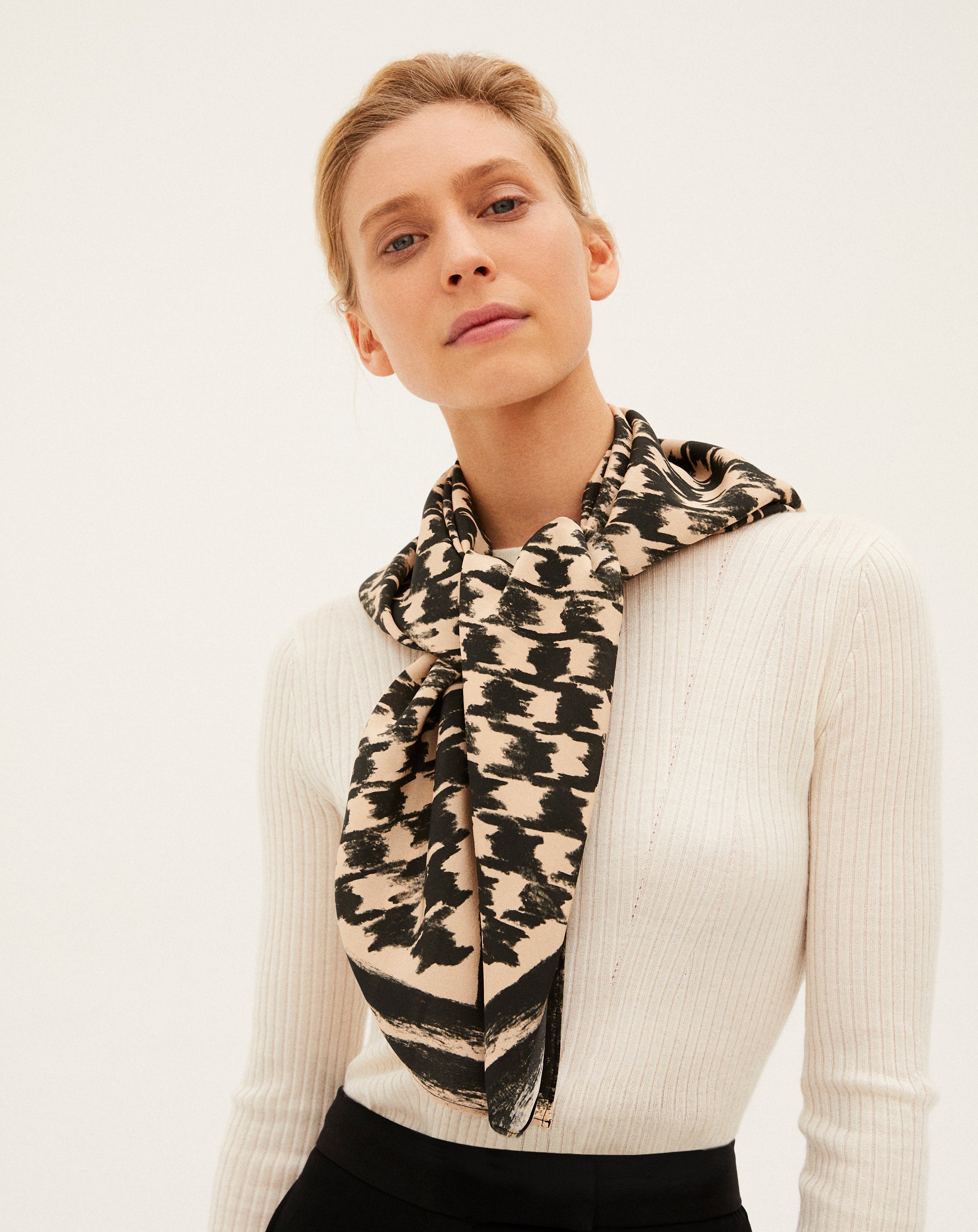 Silk houndstooth square - Sepia