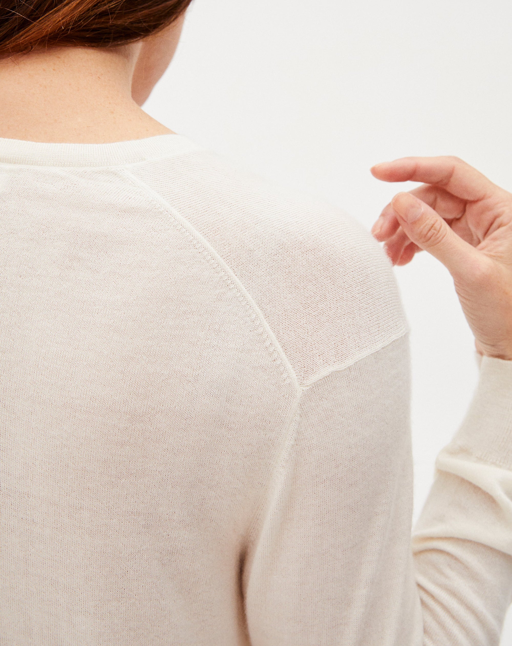 Ultra-fine cashmere oversized V-neck jumper - Natural