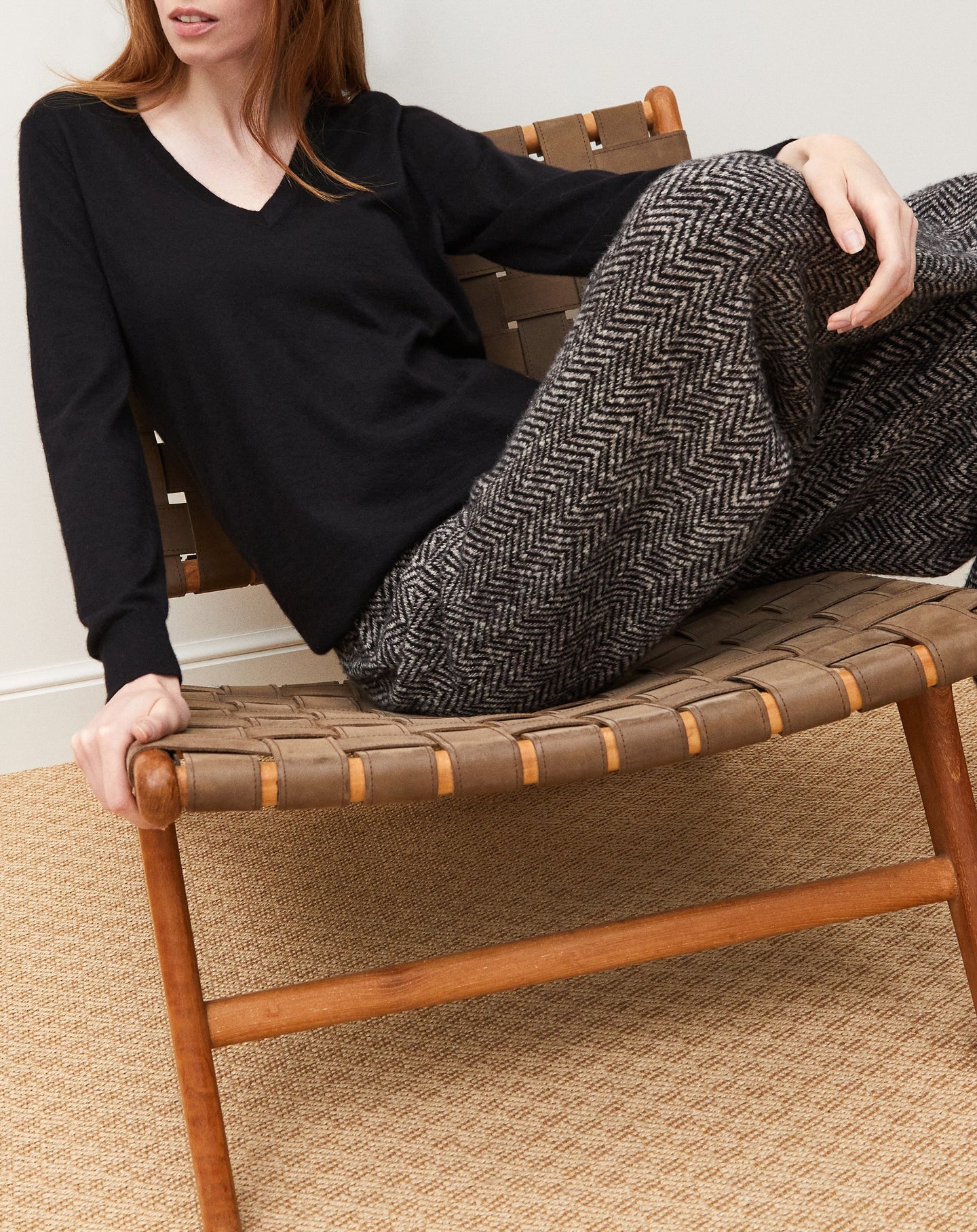 Ultra-fine cashmere oversized V-neck jumper - Black