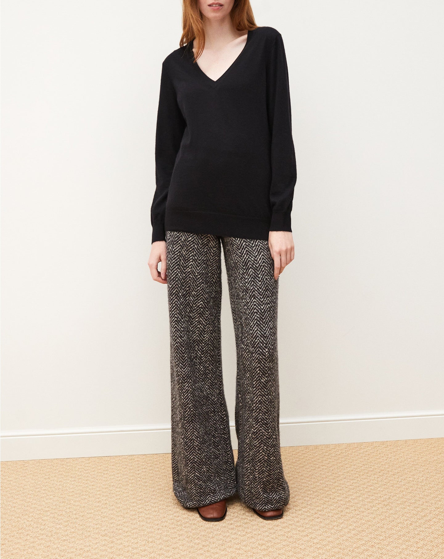 Ultra-fine cashmere oversized V-neck jumper - Black
