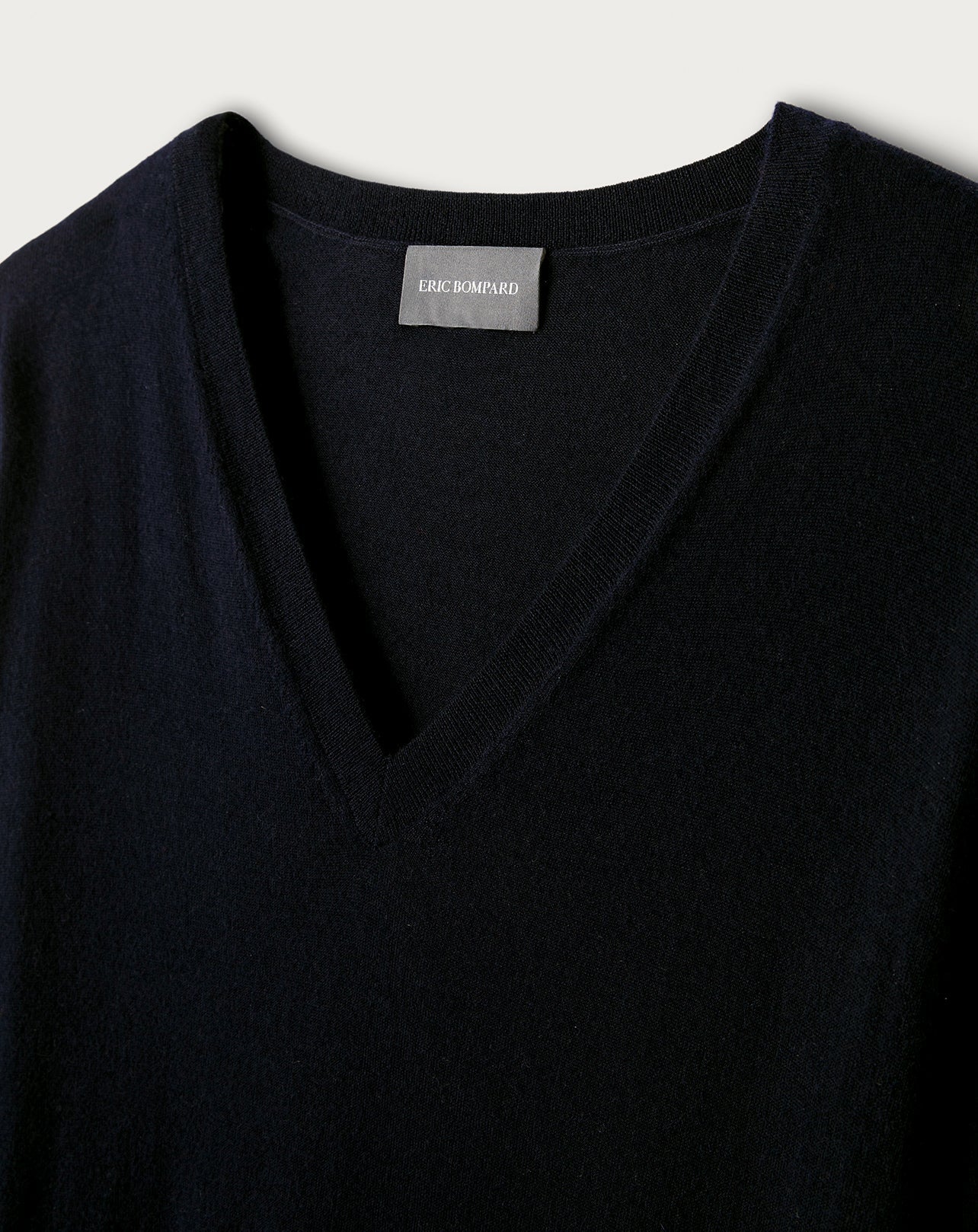 Ultra-fine cashmere oversized V-neck jumper - Black