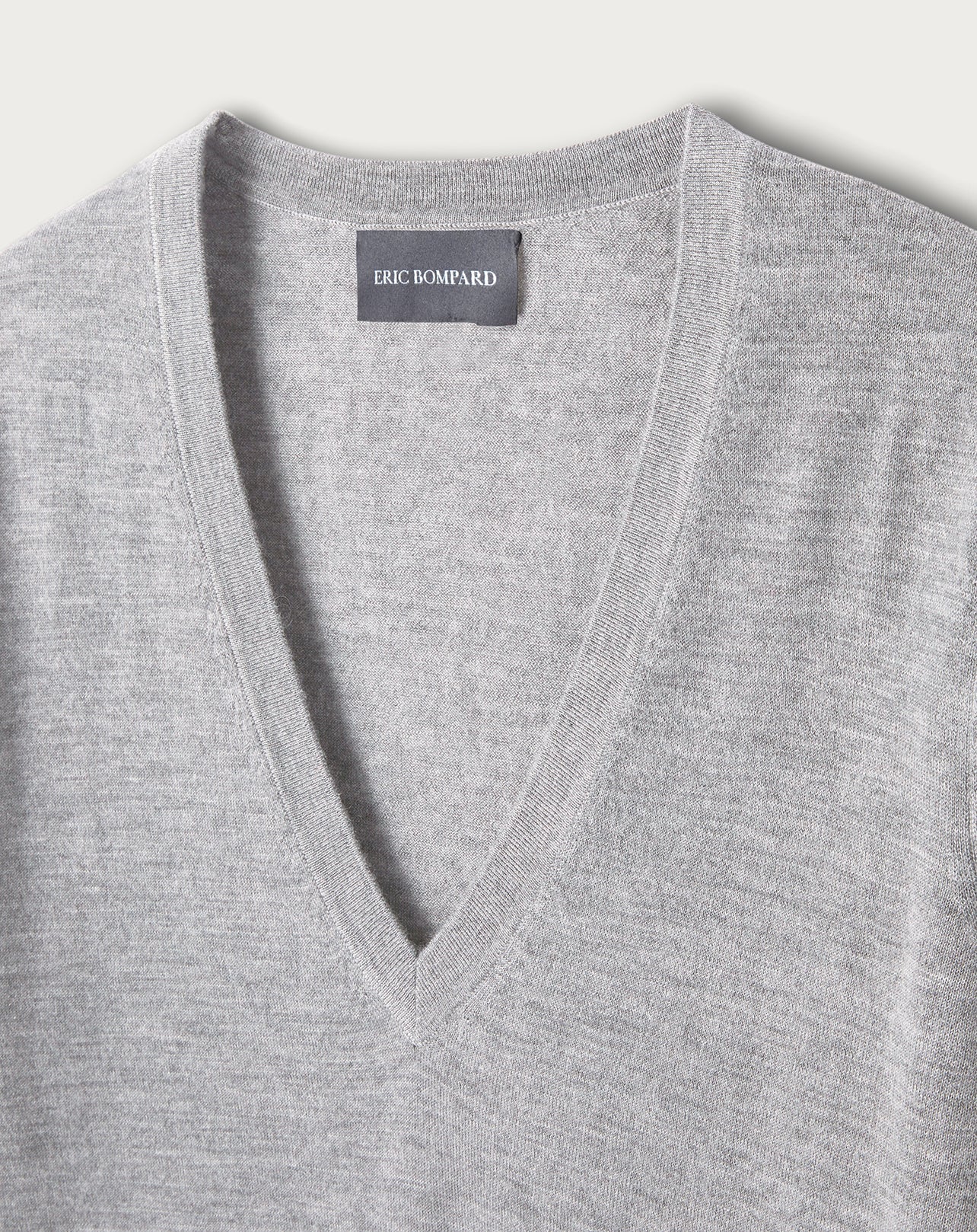 Ultra-fine cashmere oversized V-neck jumper - Givre