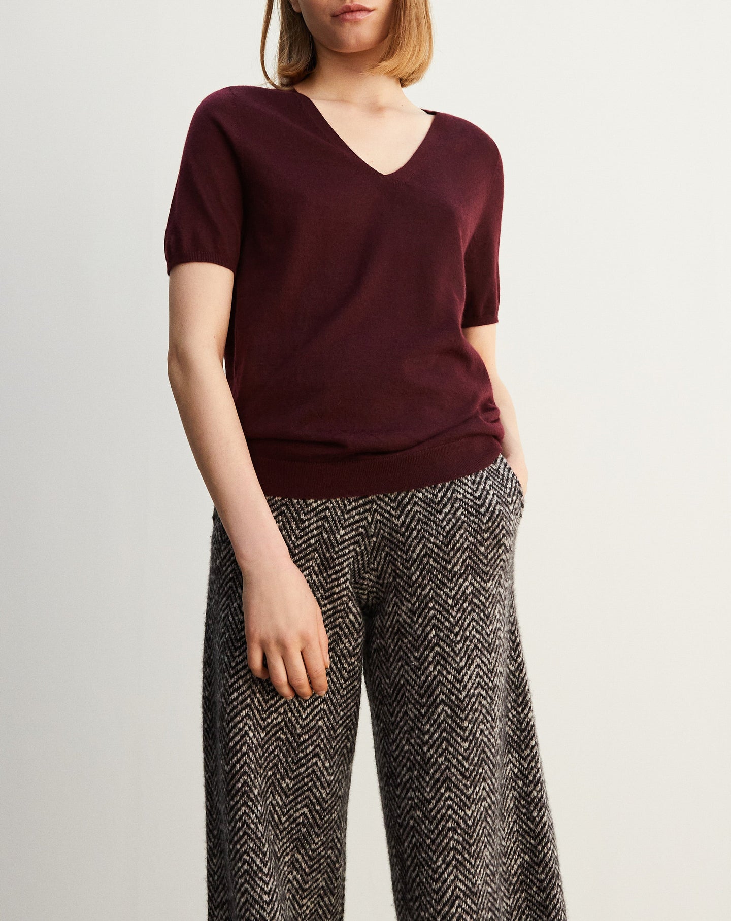 Ultra-fine short-sleeved V-neck cashmere jumper - Azuki