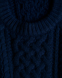 Pull ras de cou ample à torsades Aran en cachemire - Marine