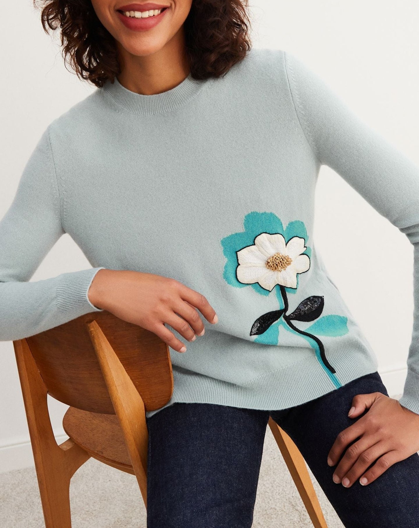 Pull ras de cou à fleur brodée en cachemire - Pierre de Lune