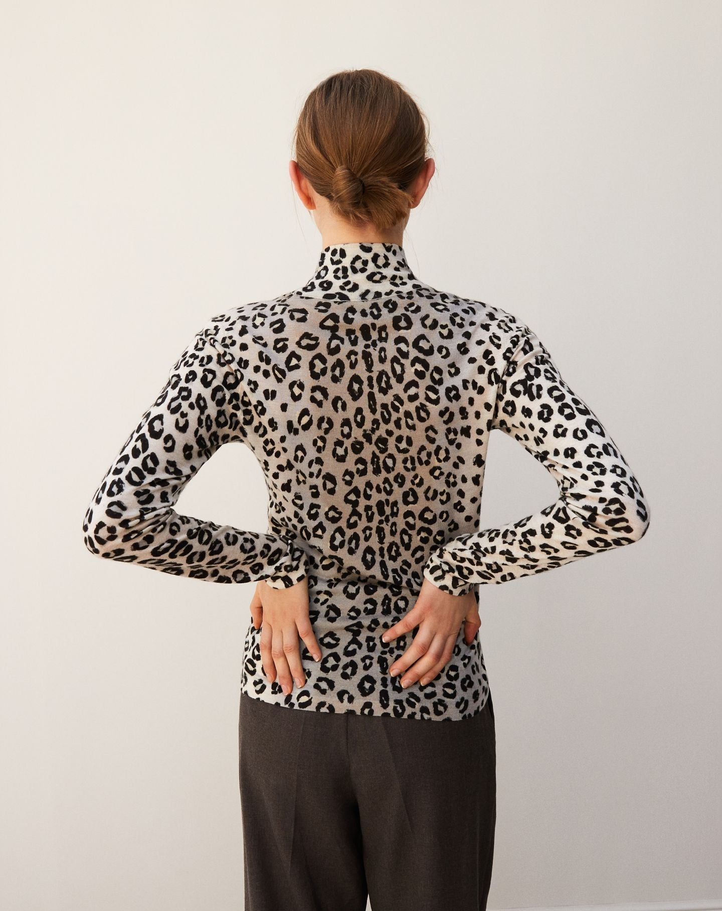 Leopard print stand-up collar in cashmere - Roche