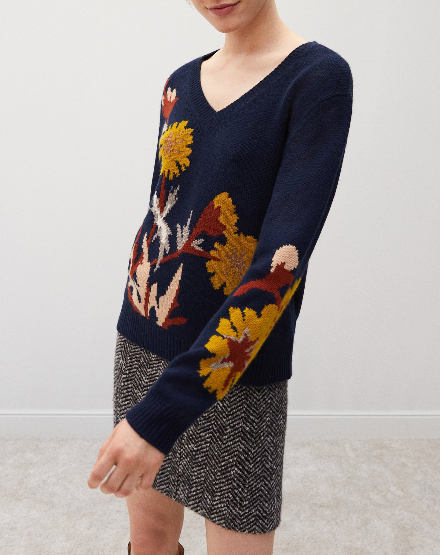 Intarsia wild thistle loose-fitting V-neck cashmere jumper - Navy
