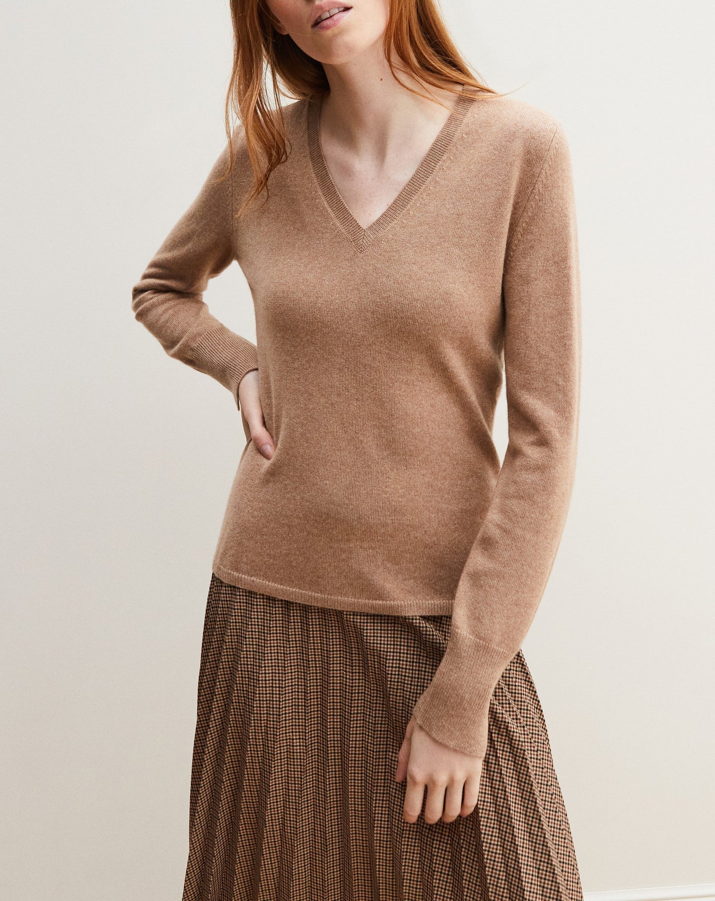 Slim-fit V-neck cashmere and silk slit jumper - Camel