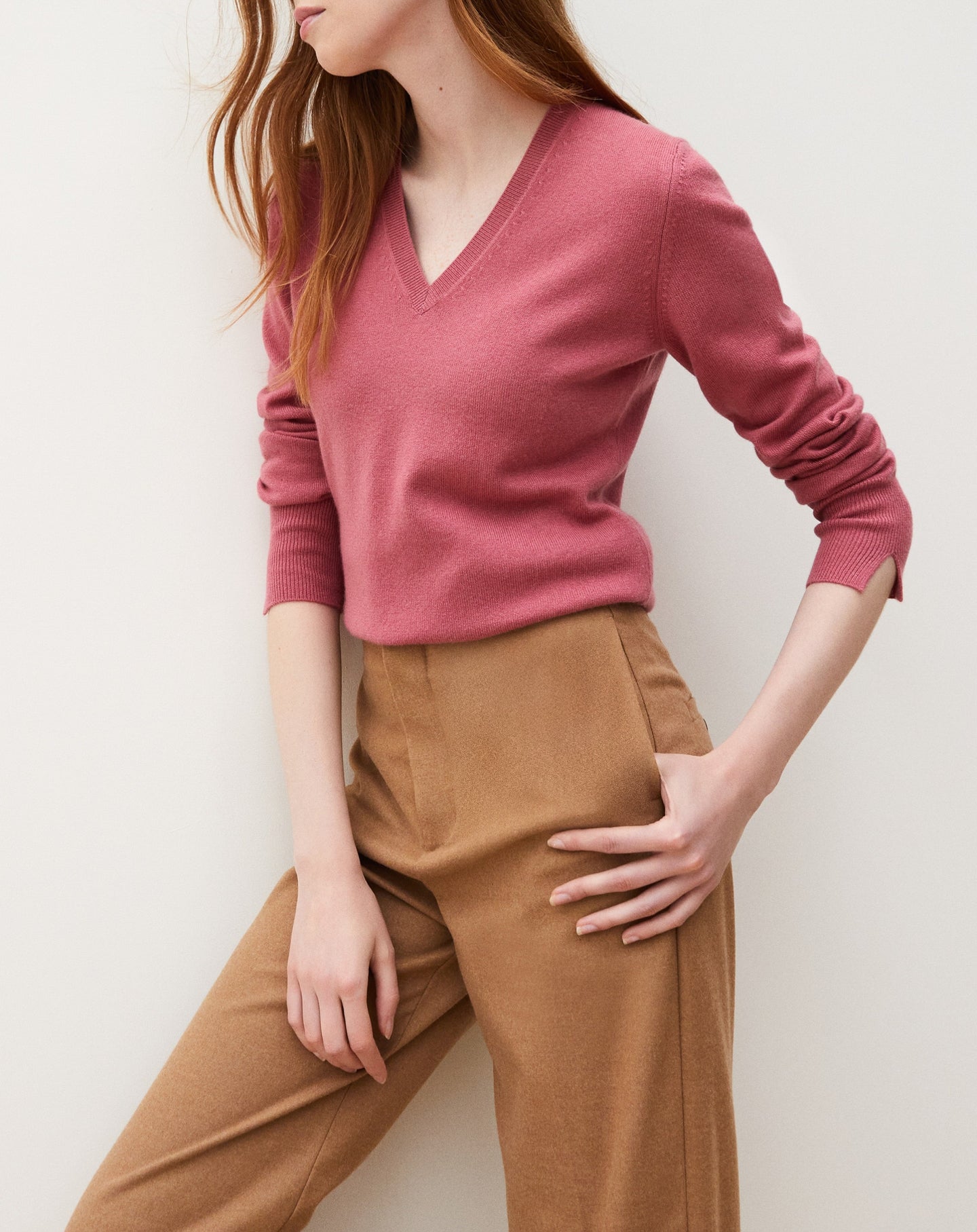 Slim-fit V-neck cashmere and silk slit jumper - Hemp