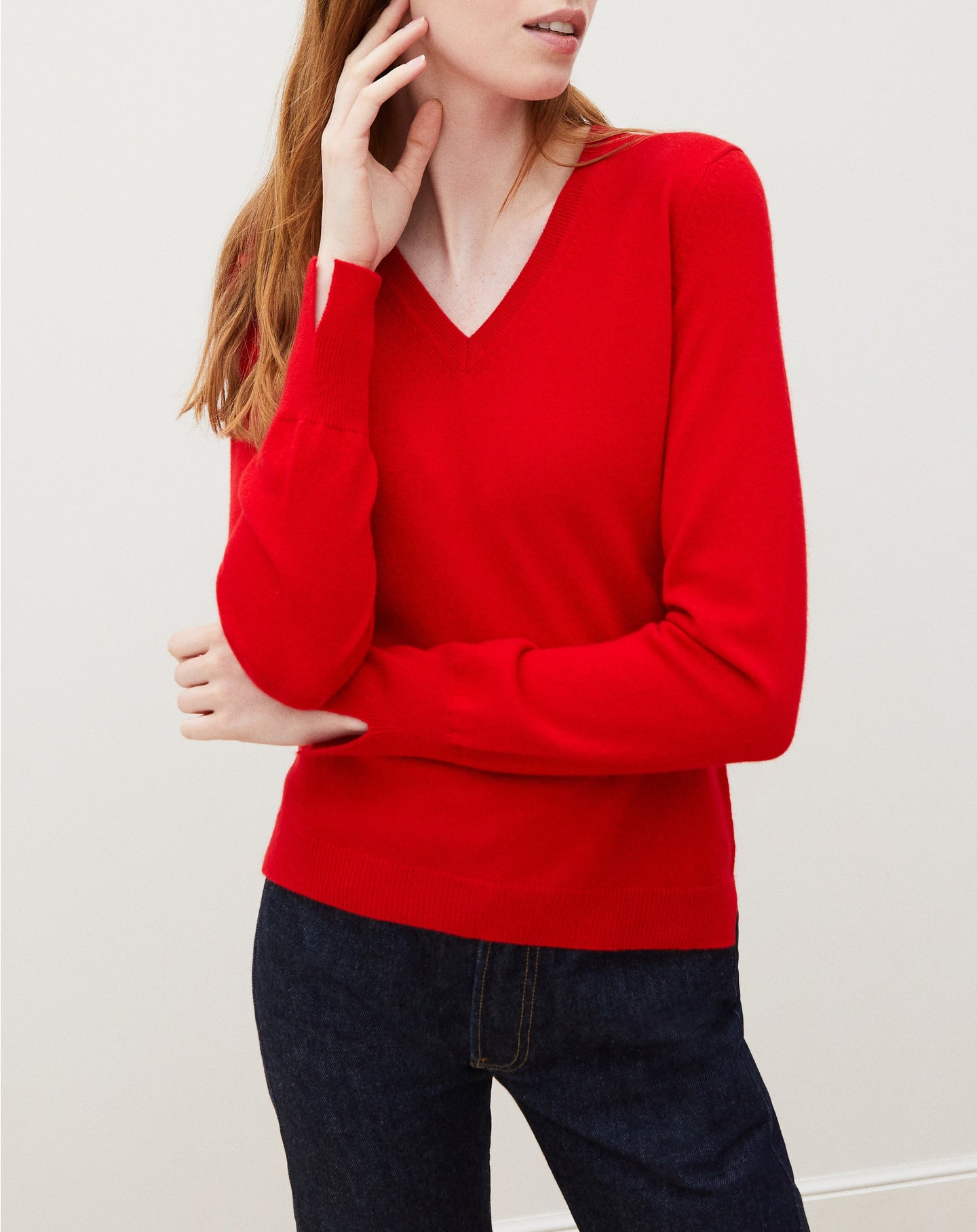 Slim-fit V-neck jumper with cashmere and silk wrist slits - Rouge Gorge