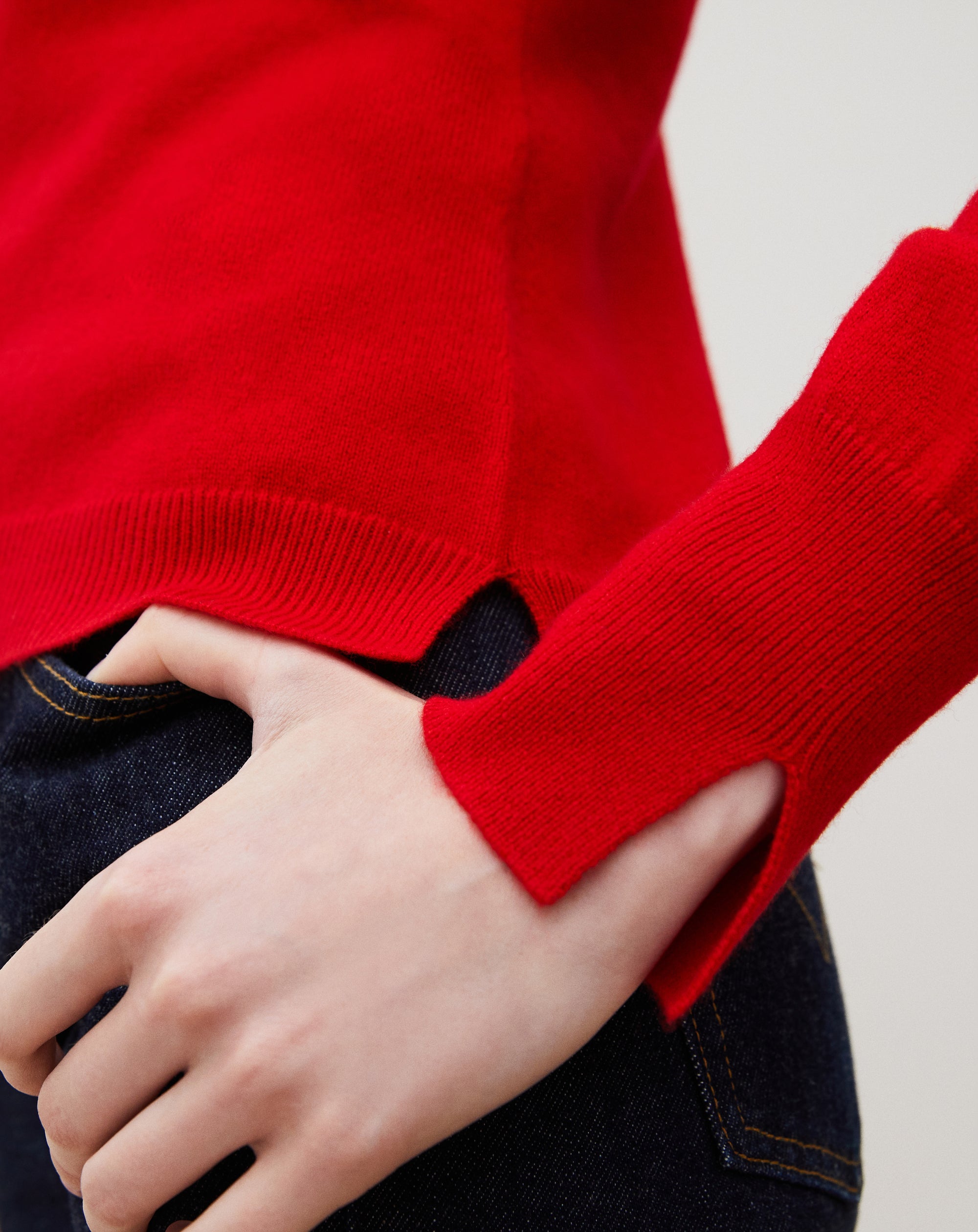 Slim-fit V-neck jumper with cashmere and silk wrist slits - Rouge Gorge