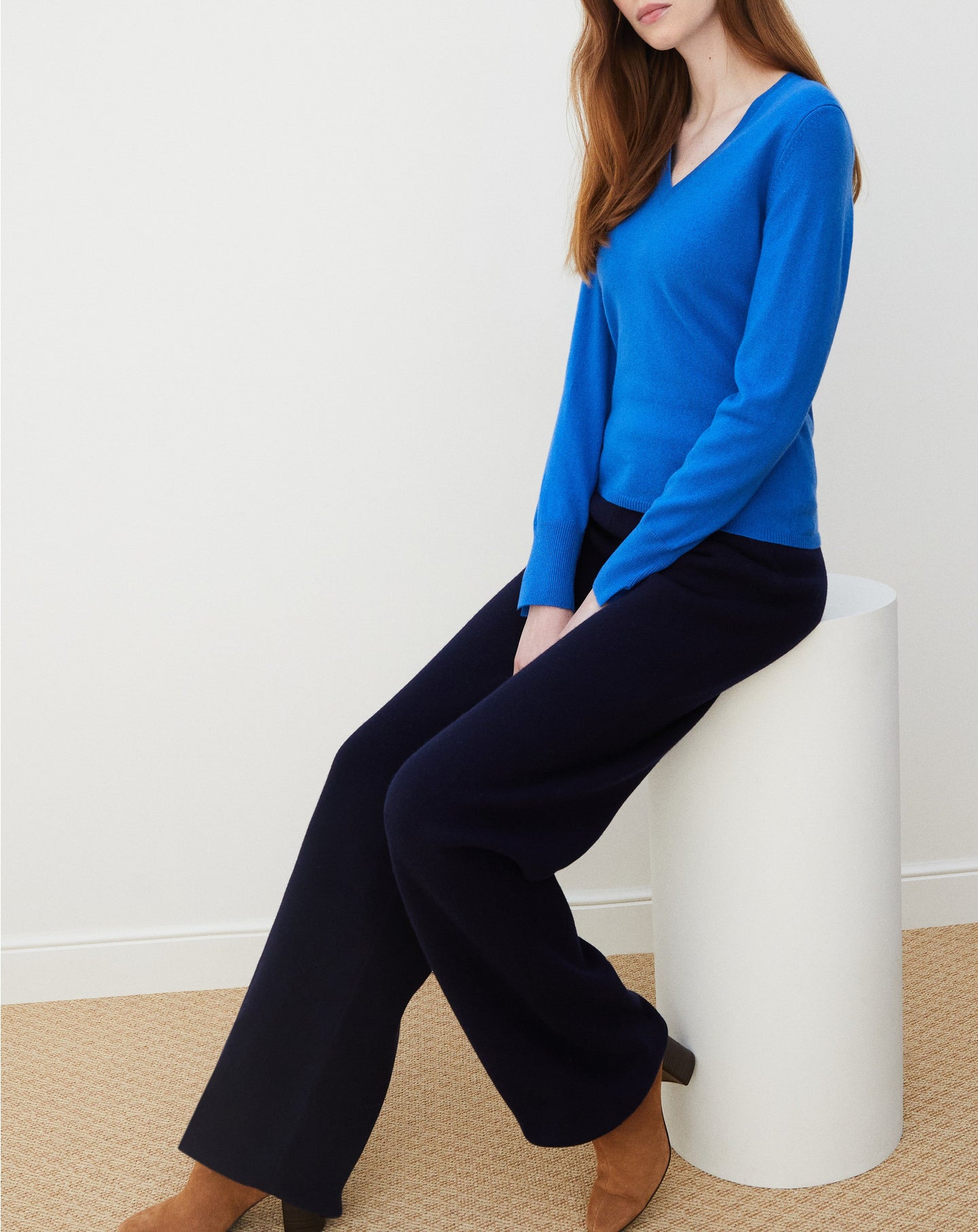 Slim-fit V-neck jumper with cashmere and silk wrist slits - Cobalt
