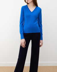 Slim-fit V-neck jumper with cashmere and silk wrist slits - Cobalt