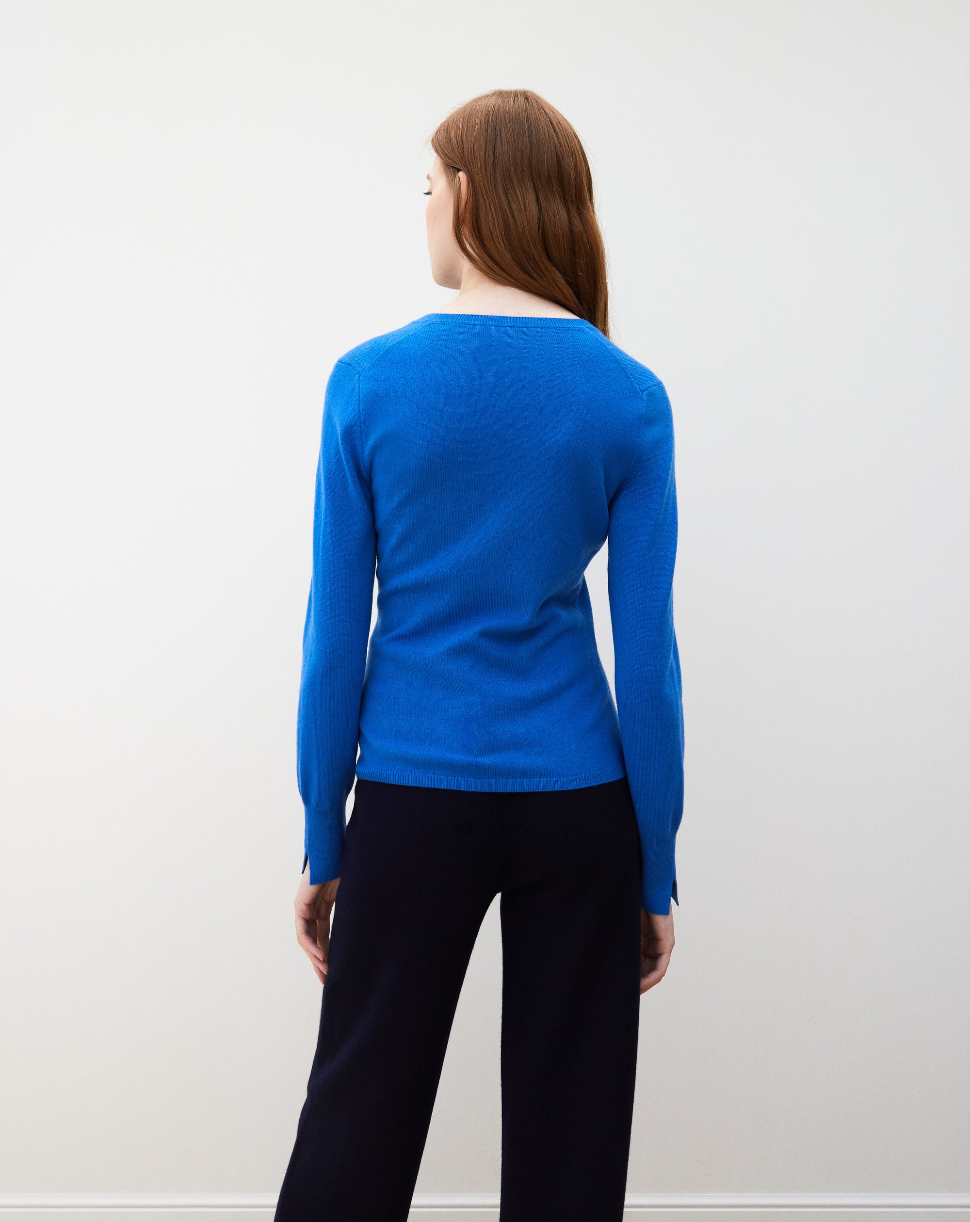 Slim-fit V-neck jumper with cashmere and silk wrist slits - Cobalt