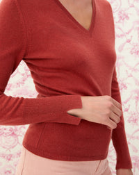 Slim-fit V-neck jumper with cashmere and silk wrist slits - Sienne