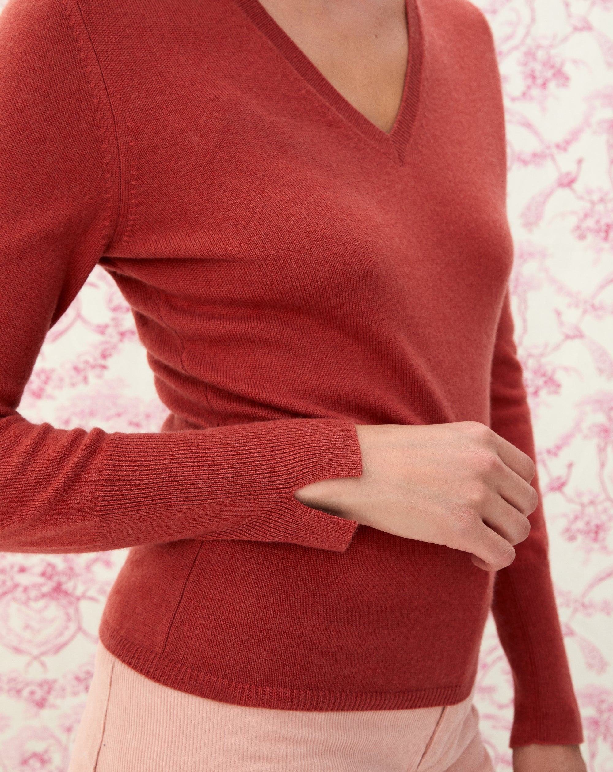 Slim-fit V-neck jumper with cashmere and silk wrist slits - Sienne