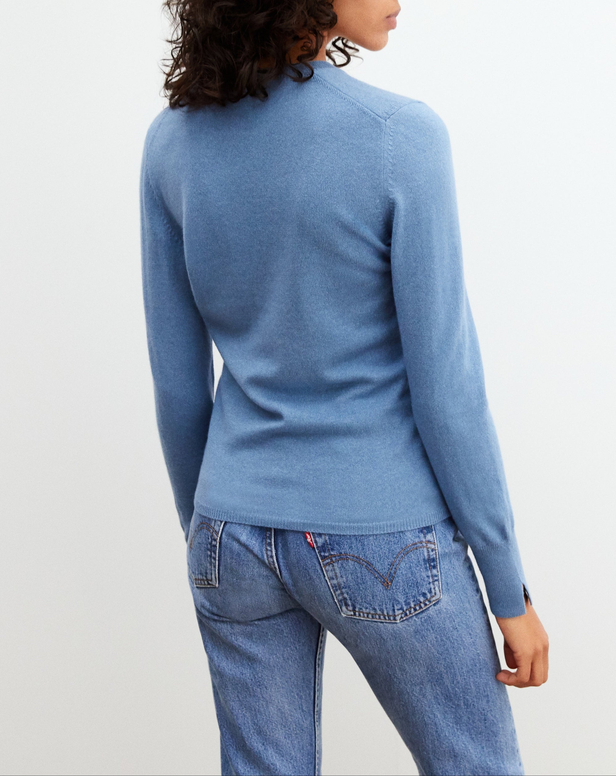 Slim-fit V-neck jumper with cashmere and silk wrist slits - Canyon
