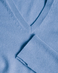 Slim-fit V-neck jumper with cashmere and silk wrist slits - Egyptian Blue