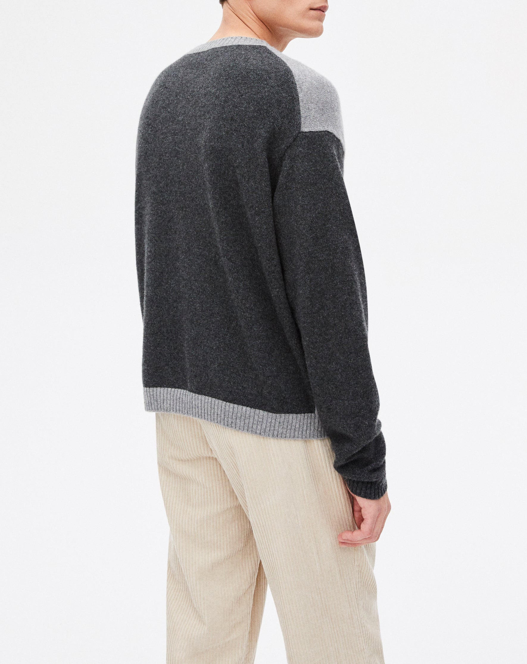 Color-block cashmere crew neck jumper - Anthracite & Flannel