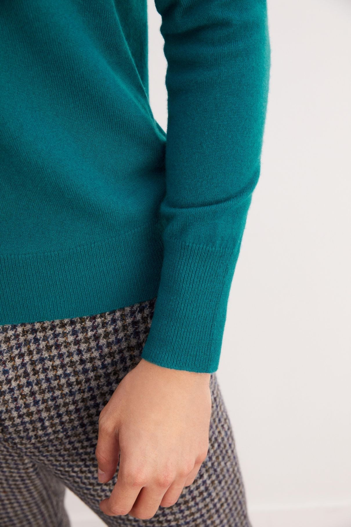 Classic cashmere V-neck jumper - Yucca